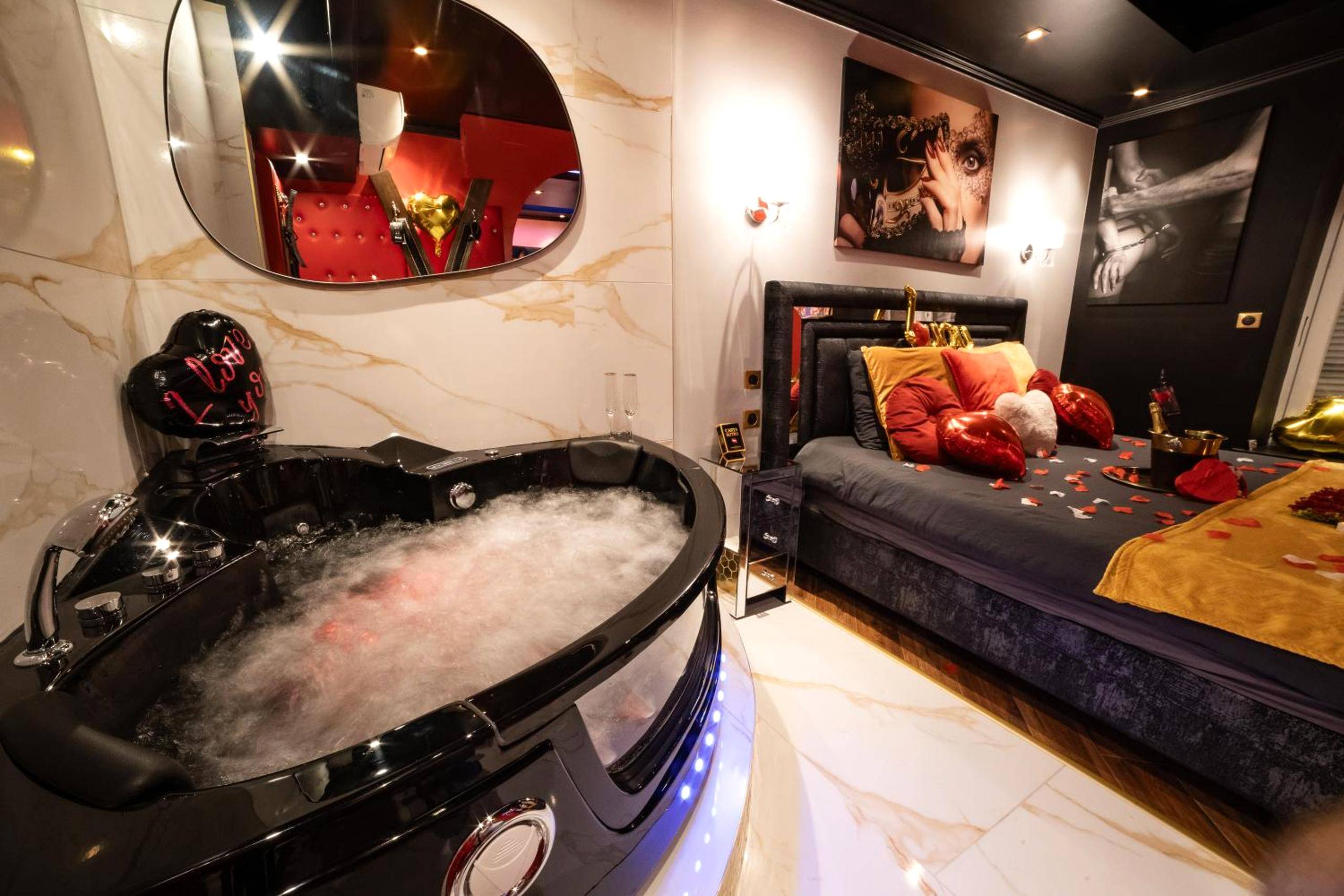 Jacuzzi noir bouillonnant et lit romantique - Sensual Room Love Room Nancy Sauna Double Douche