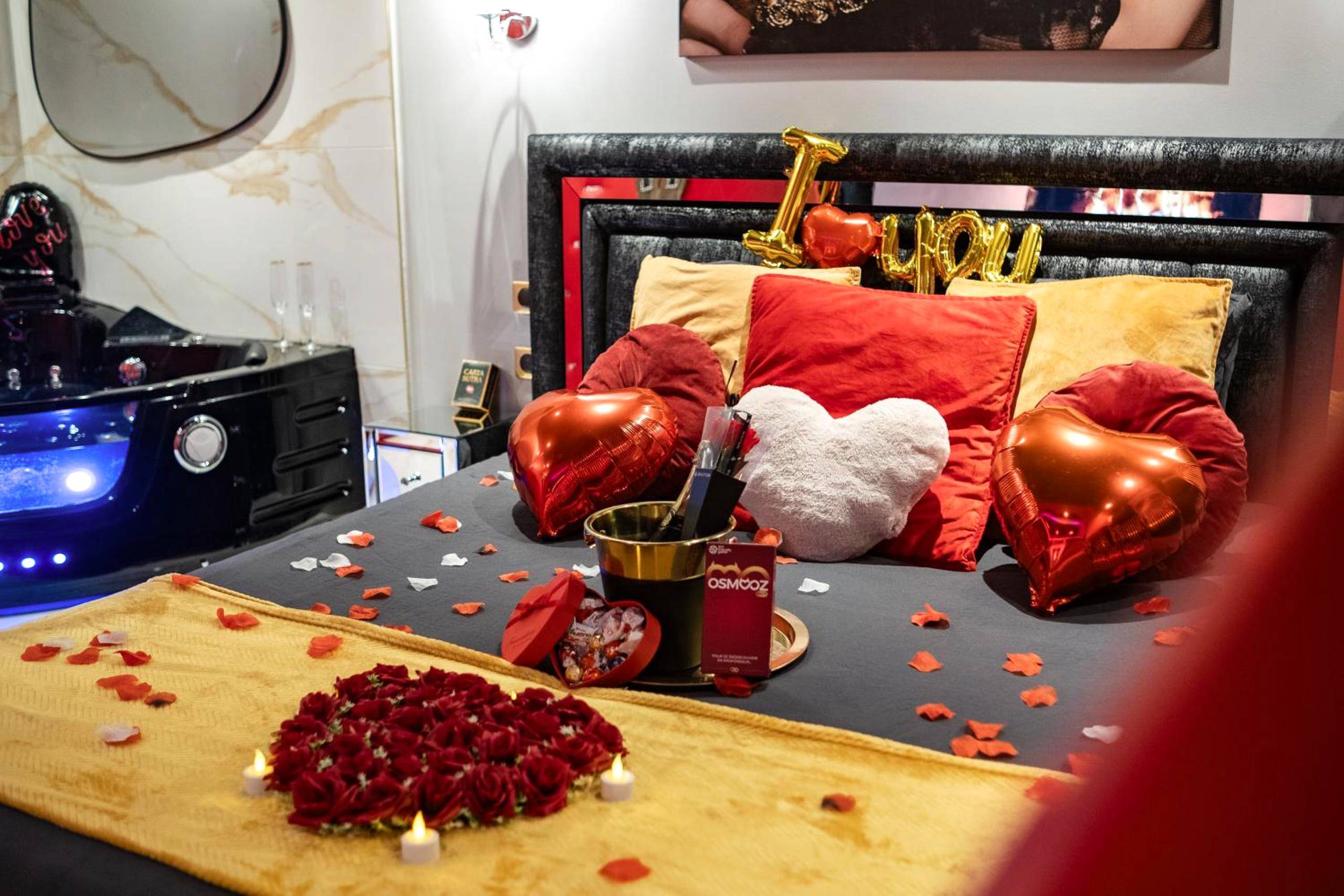 Détails du lit avec ballons et cœur de roses - Sensual Room Love Room Nancy Sauna Double Douche