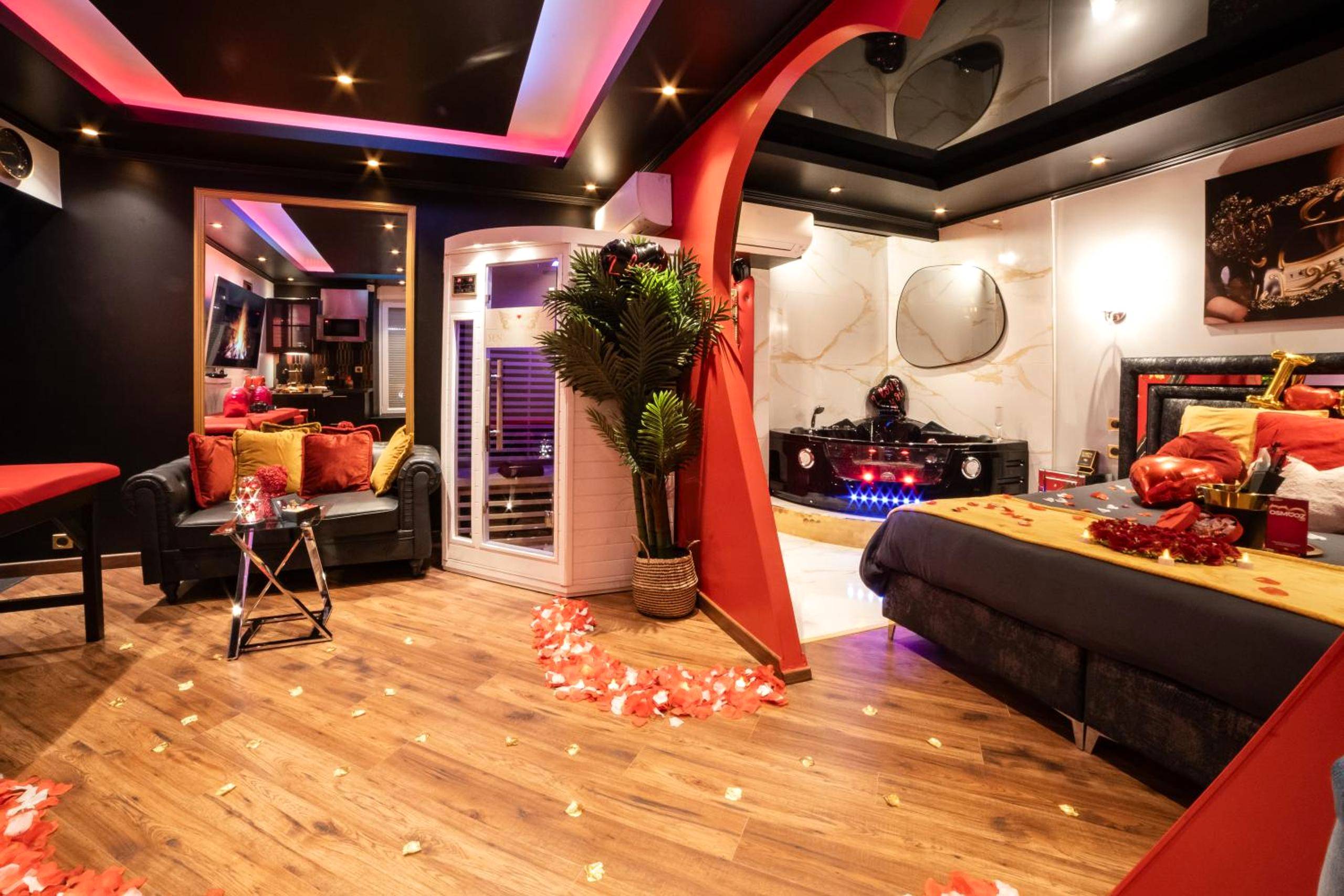 Vue d'ensemble avec sauna et salon - Sensual Room Love Room Nancy Sauna Double Douche