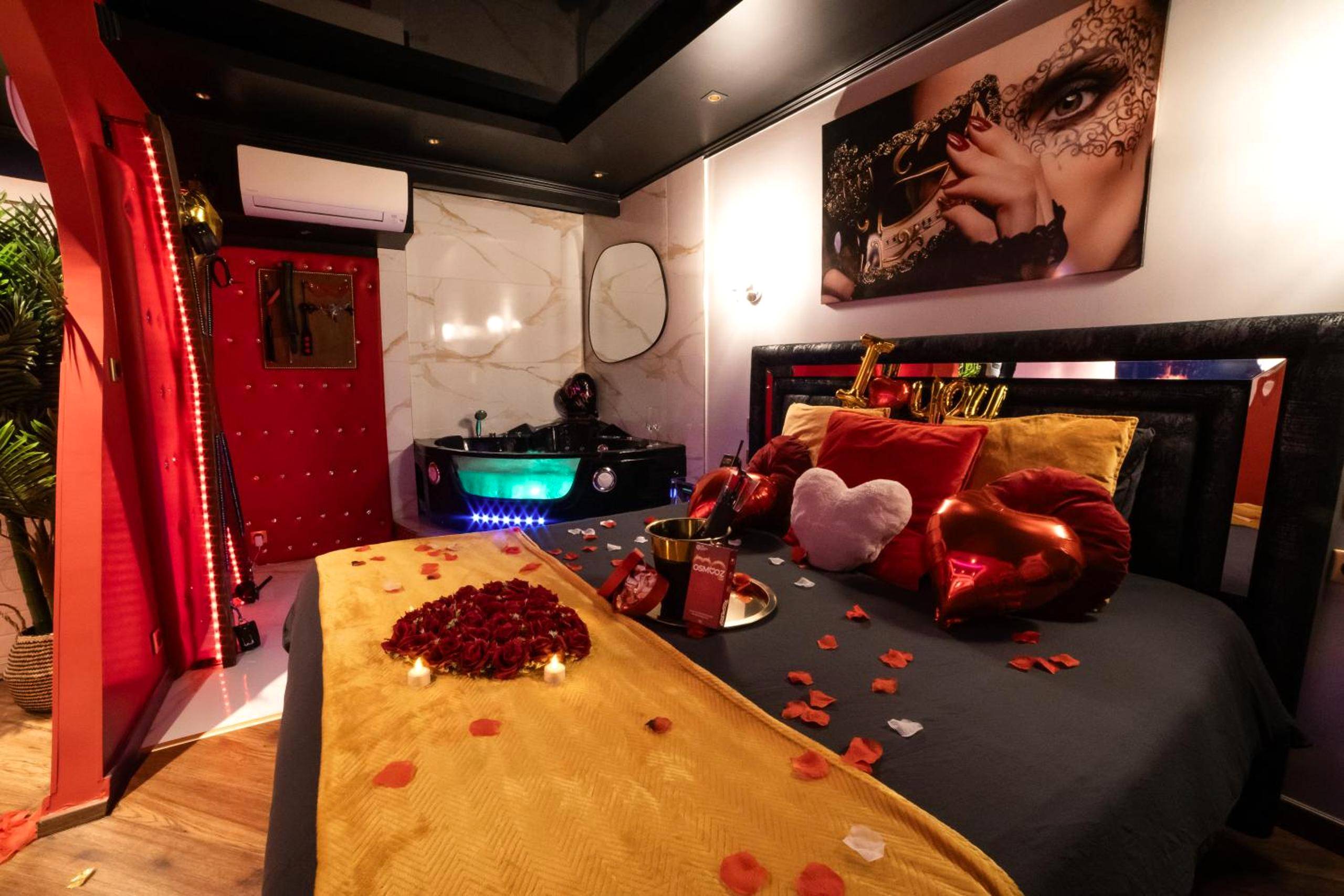 Chambre romantique avec baignoire balnéo - Sensual Room Love Room Nancy Sauna Double Douche