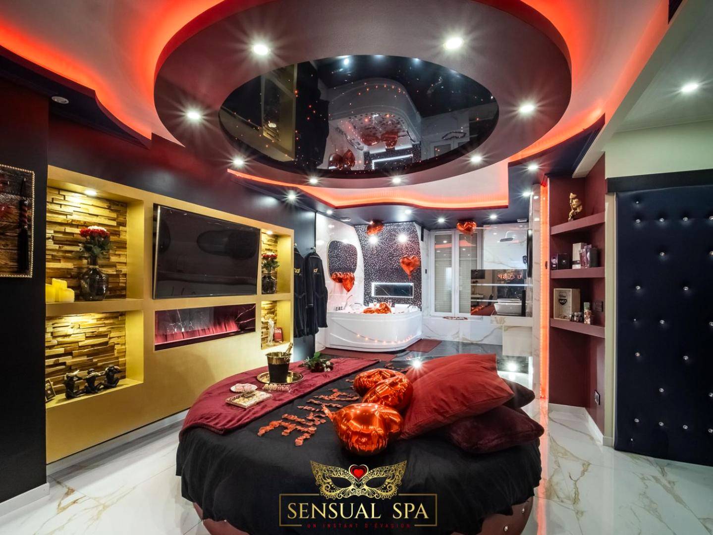 Lit rond avec ballons et miroir au plafond - Love Room Nancy - Sensual SPA - Love ROOM Jacuzzi Hammam Terrasse
