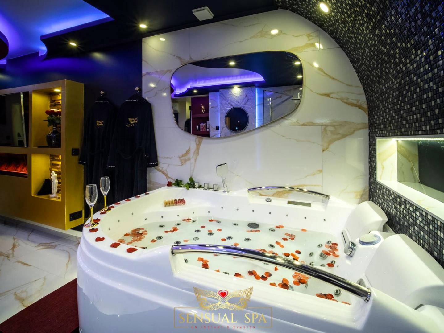 Jacuzzi avec pétales de rose et peignoirs - Sensual SPA - Love ROOM Jacuzzi Hammam Terrasse
