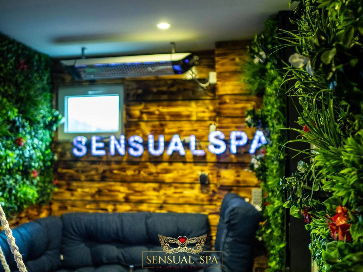 Espace détente avec mur végétal et néon - Sensual SPA - Love ROOM Jacuzzi Hammam Terrasse