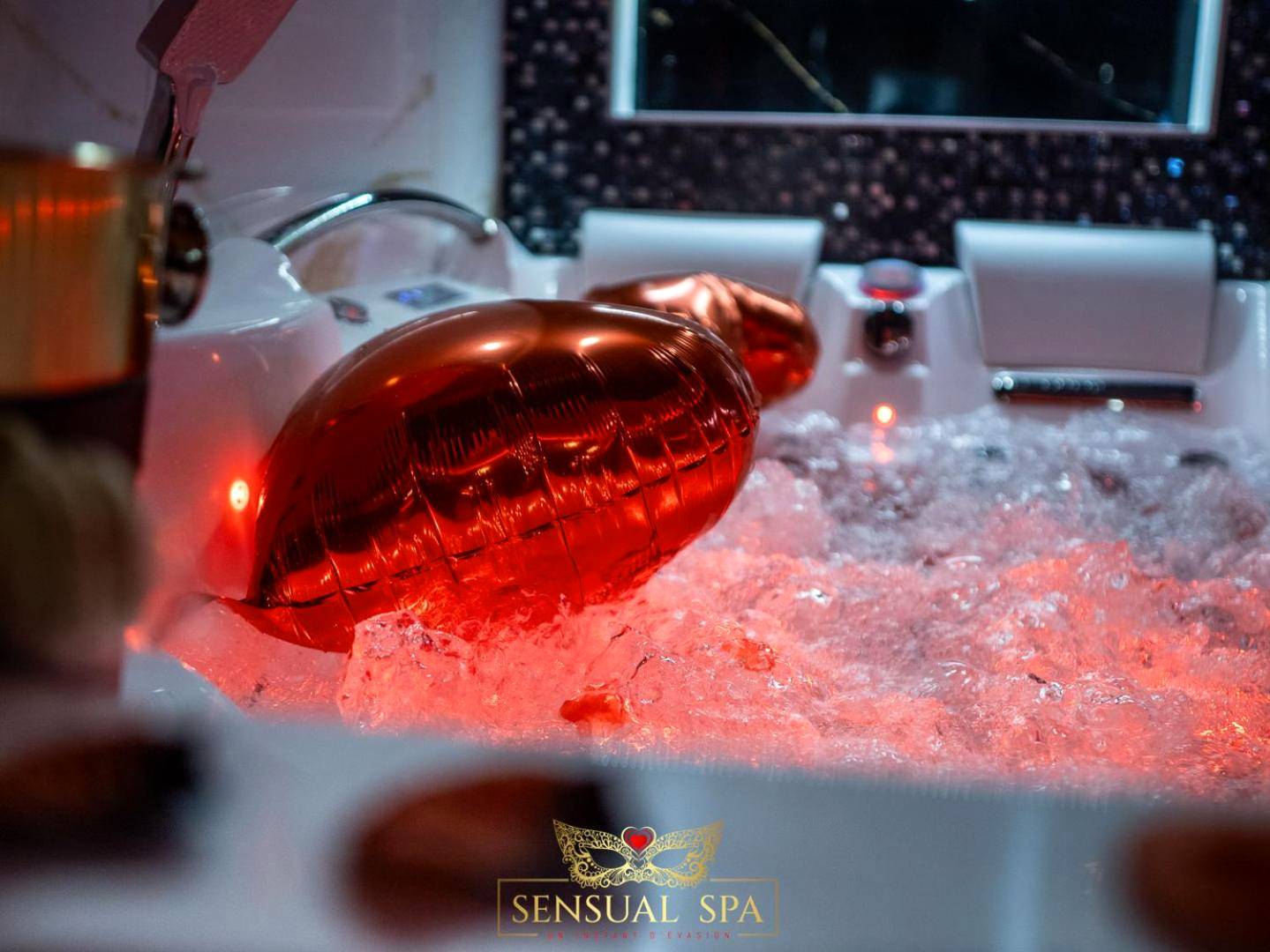 Gros plan sur jacuzzi bouillonnant éclairé - Sensual SPA - Love ROOM Jacuzzi Hammam Terrasse