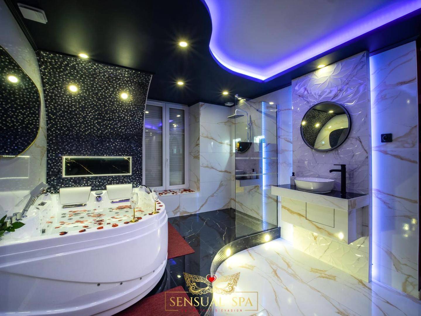 Salle de bain avec douche et baignoire balnéo - Sensual SPA - Love ROOM Jacuzzi Hammam Terrasse