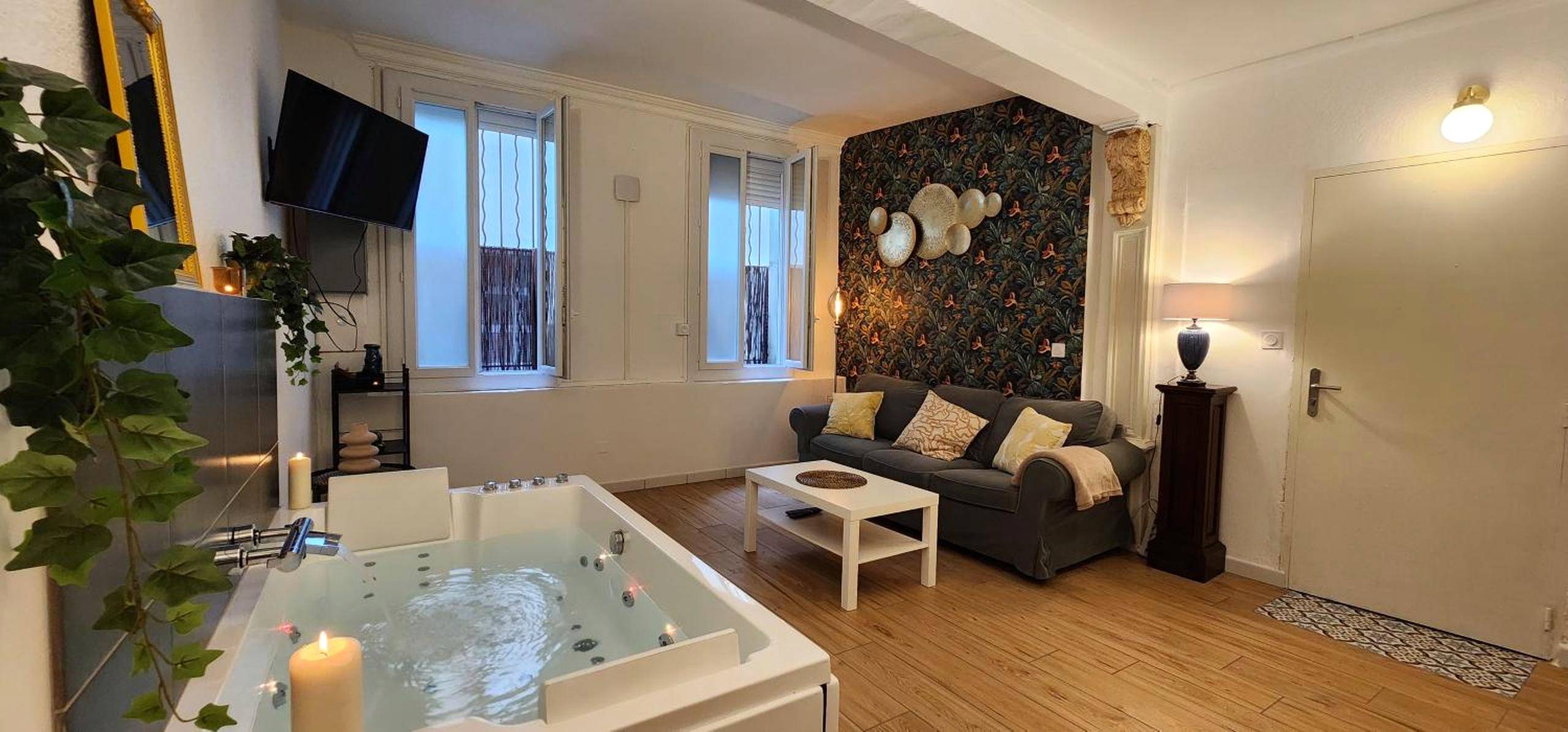 Baignoire balnéo dans salon avec canapé - Love Room Avignon - Sérénité au Palais Suite romantique Jacuzzi