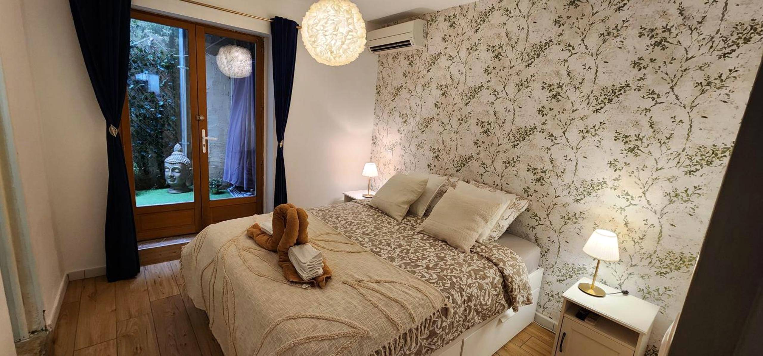 Chambre avec lit double et papier peint floral - Sérénité au Palais Suite romantique Jacuzzi