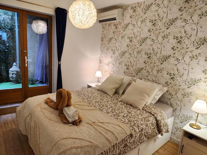 Chambre avec lit double et papier peint floral - Sérénité au Palais Suite romantique Jacuzzi