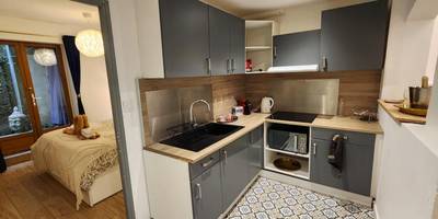 Cuisine équipée ouverte sur la chambre - Sérénité au Palais Suite romantique Jacuzzi