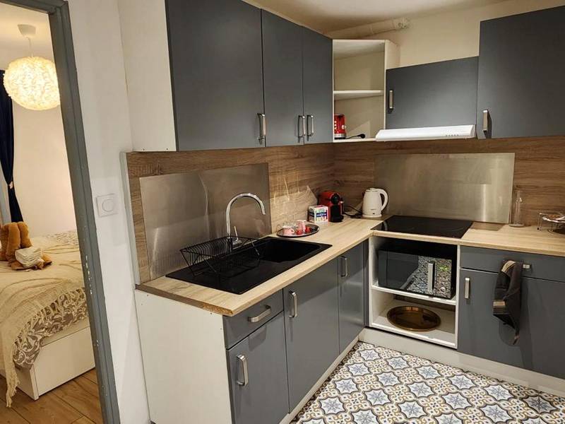 Cuisine équipée ouverte sur la chambre - Sérénité au Palais Suite romantique Jacuzzi