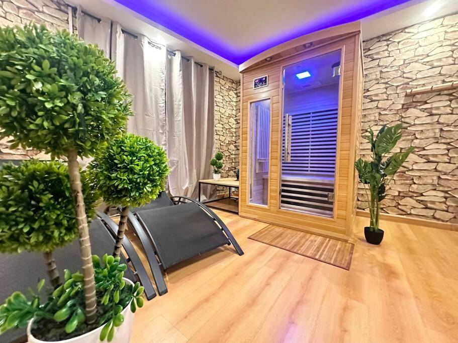Sauna infrarouge et chaises longues de détente - Love Room Épernay - E Servagnat T3 luxe avec Sauna Jacuzzi et Hammam