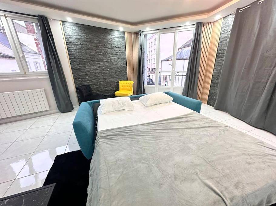 Canapé - lit convertible dans salon moderne - E Servagnat T3 luxe avec Sauna Jacuzzi et Hammam