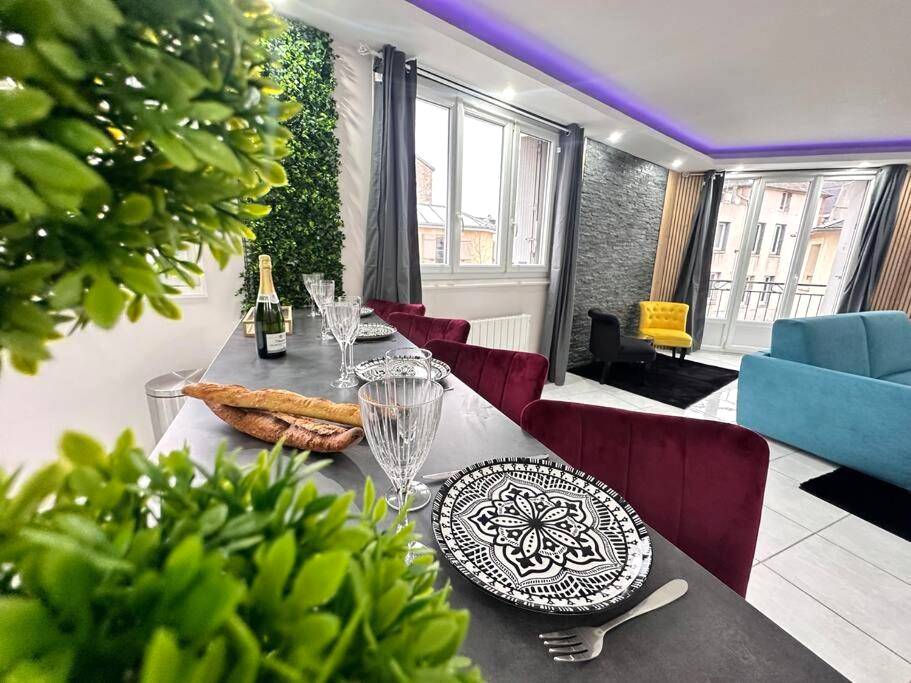 Table haute dressée avec chaises en velours - E Servagnat T3 luxe avec Sauna Jacuzzi et Hammam