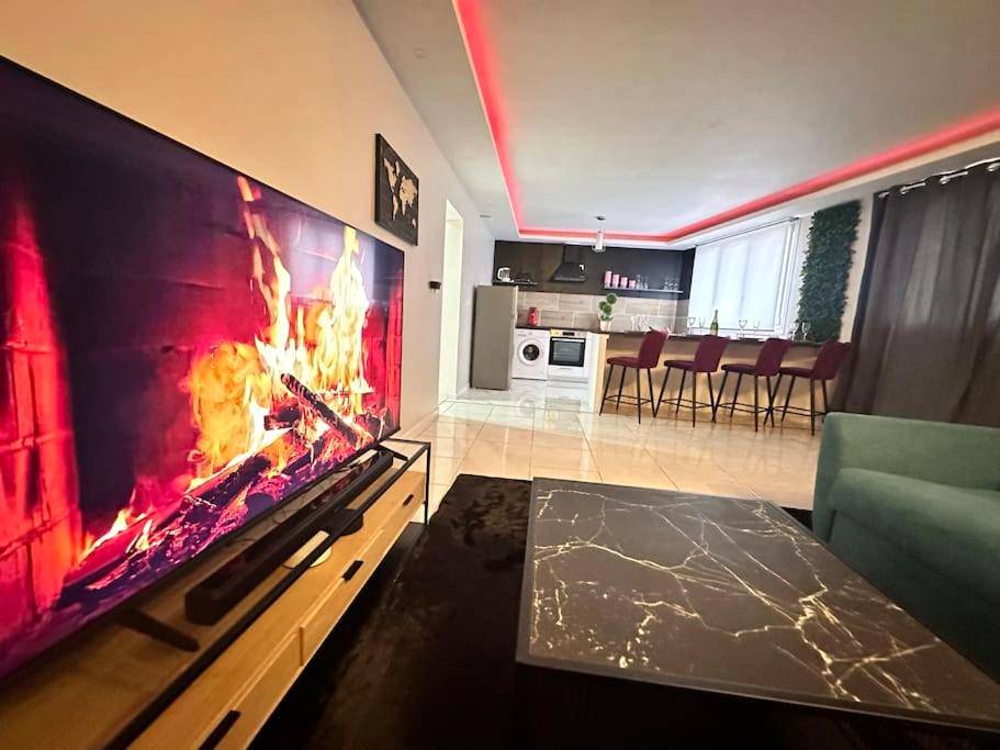 Grand écran plat avec feu de cheminée virtuel - E Servagnat T3 luxe avec Sauna Jacuzzi et Hammam
