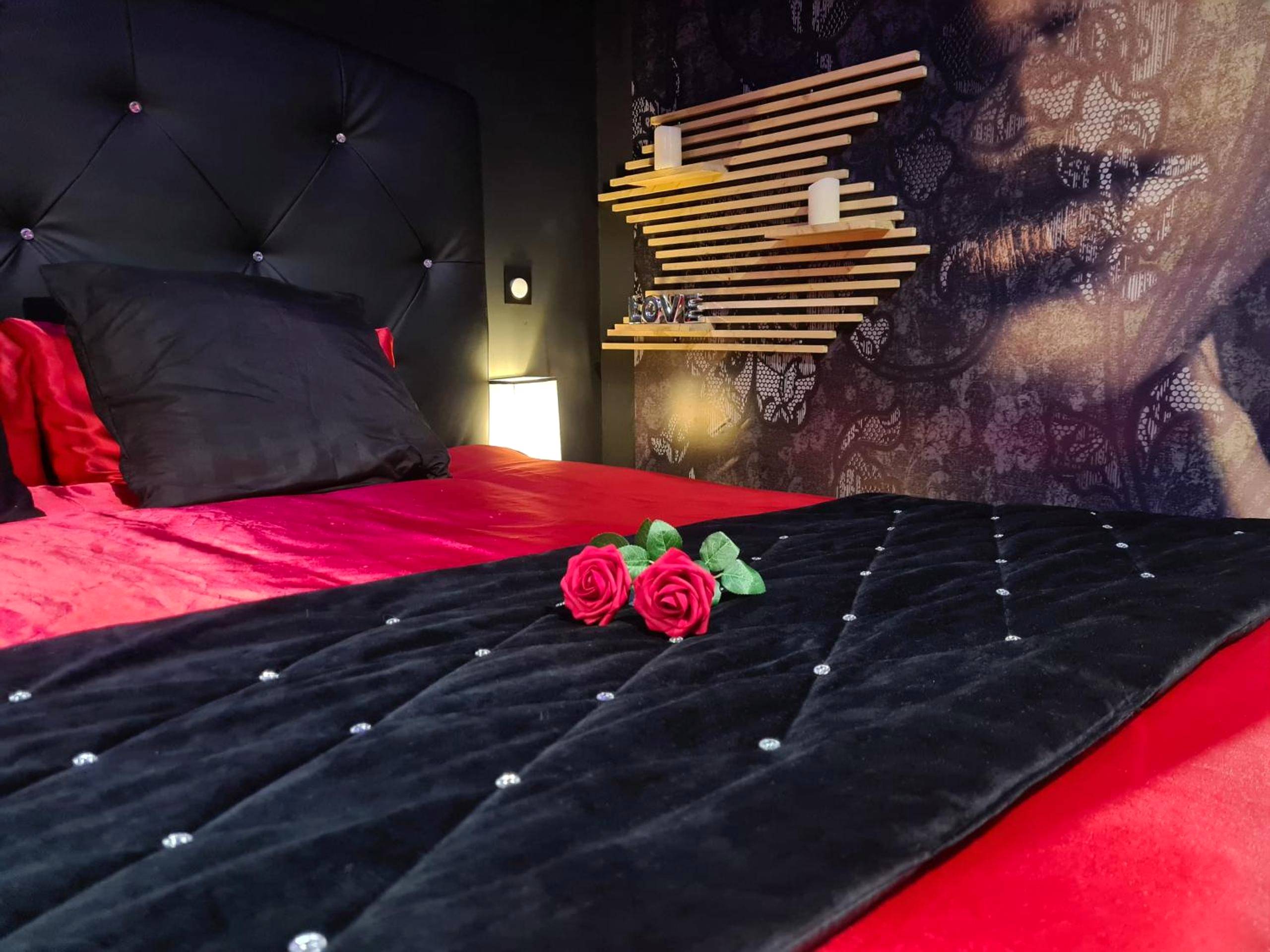 Lit avec roses rouges et décoration murale - Loveroom Sexyloveroom