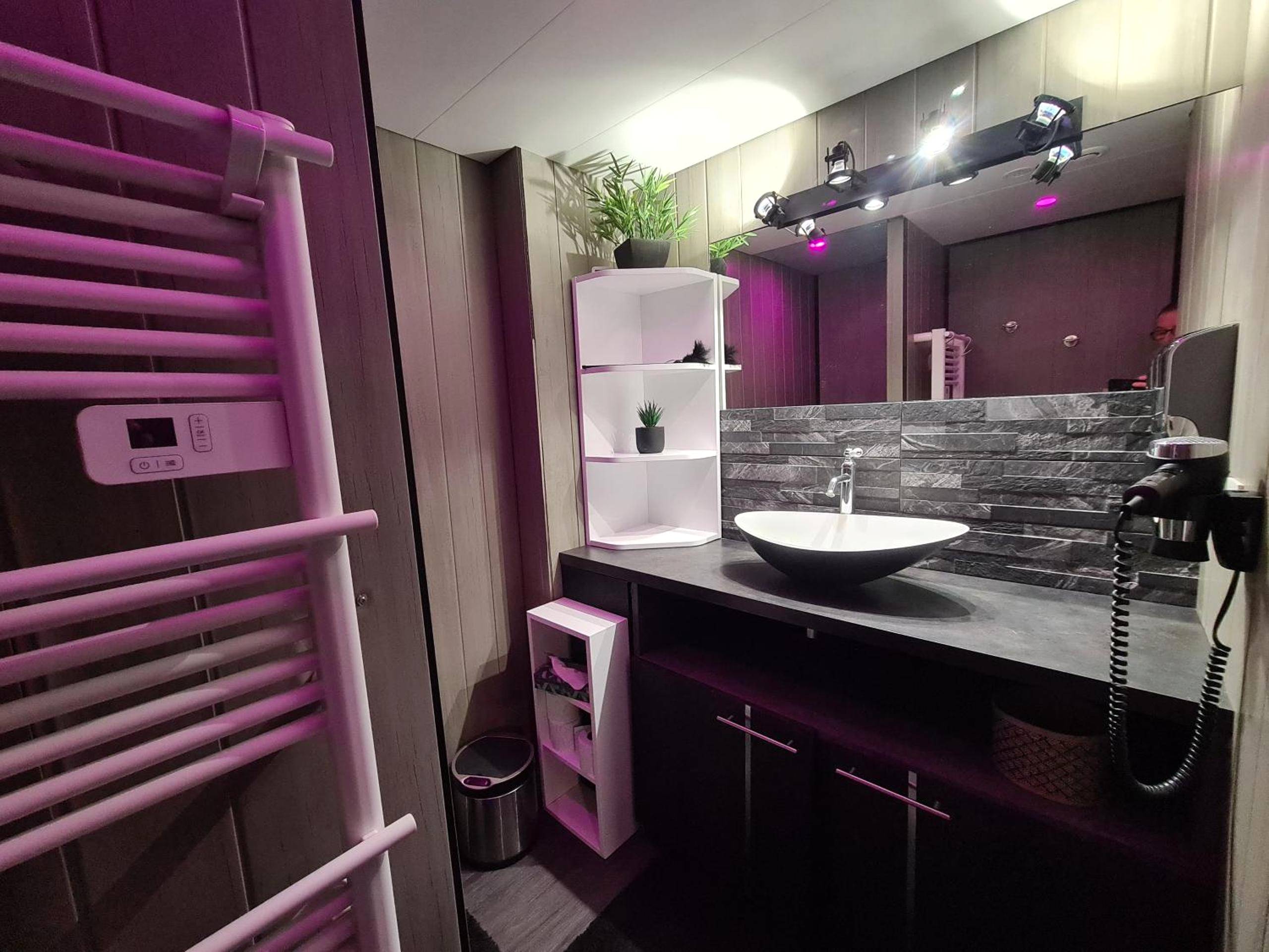 Salle de bain moderne avec vasque design - Loveroom Sexyloveroom