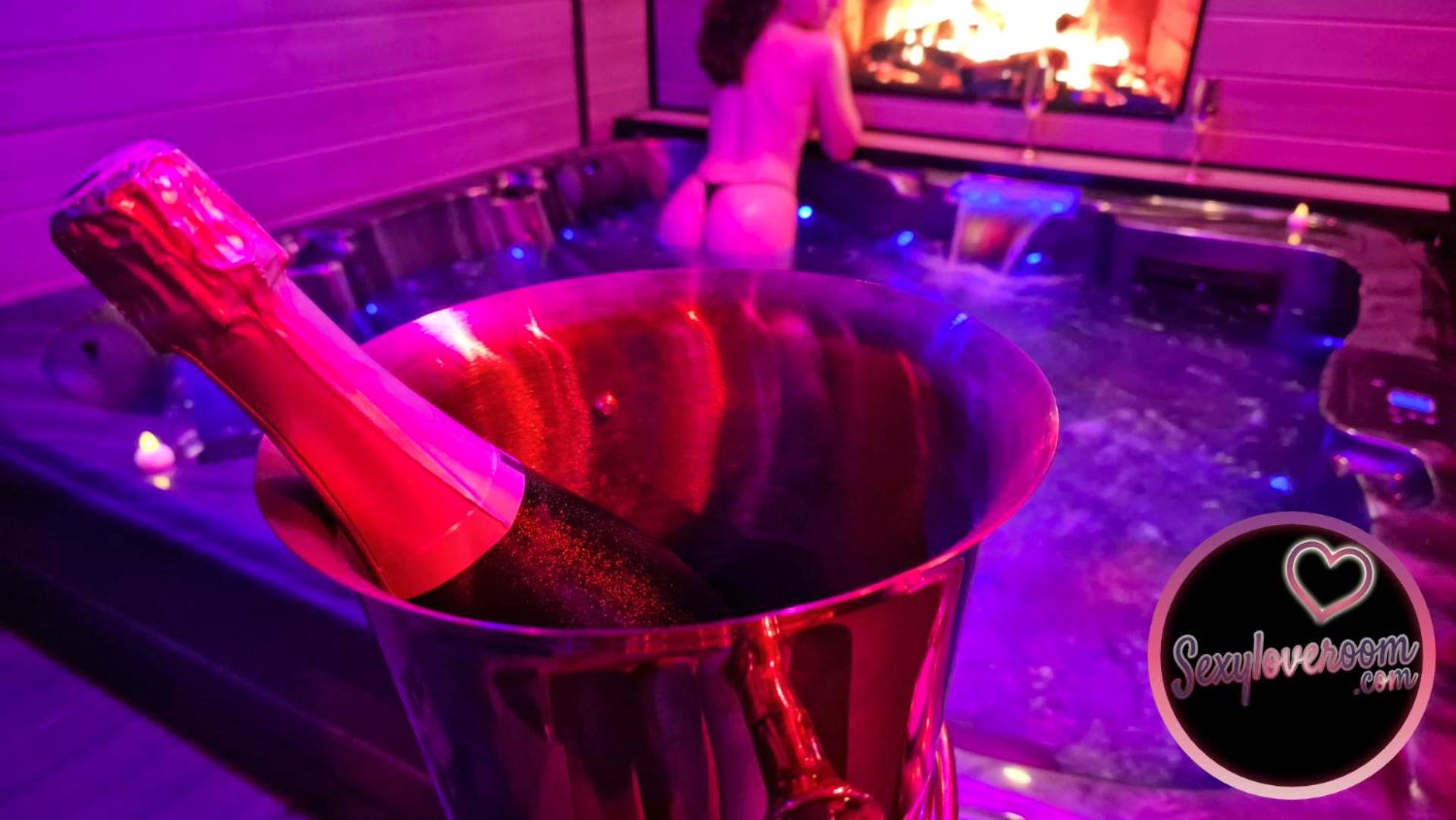 Bouteille de champagne devant le jacuzzi - Loveroom Sexyloveroom