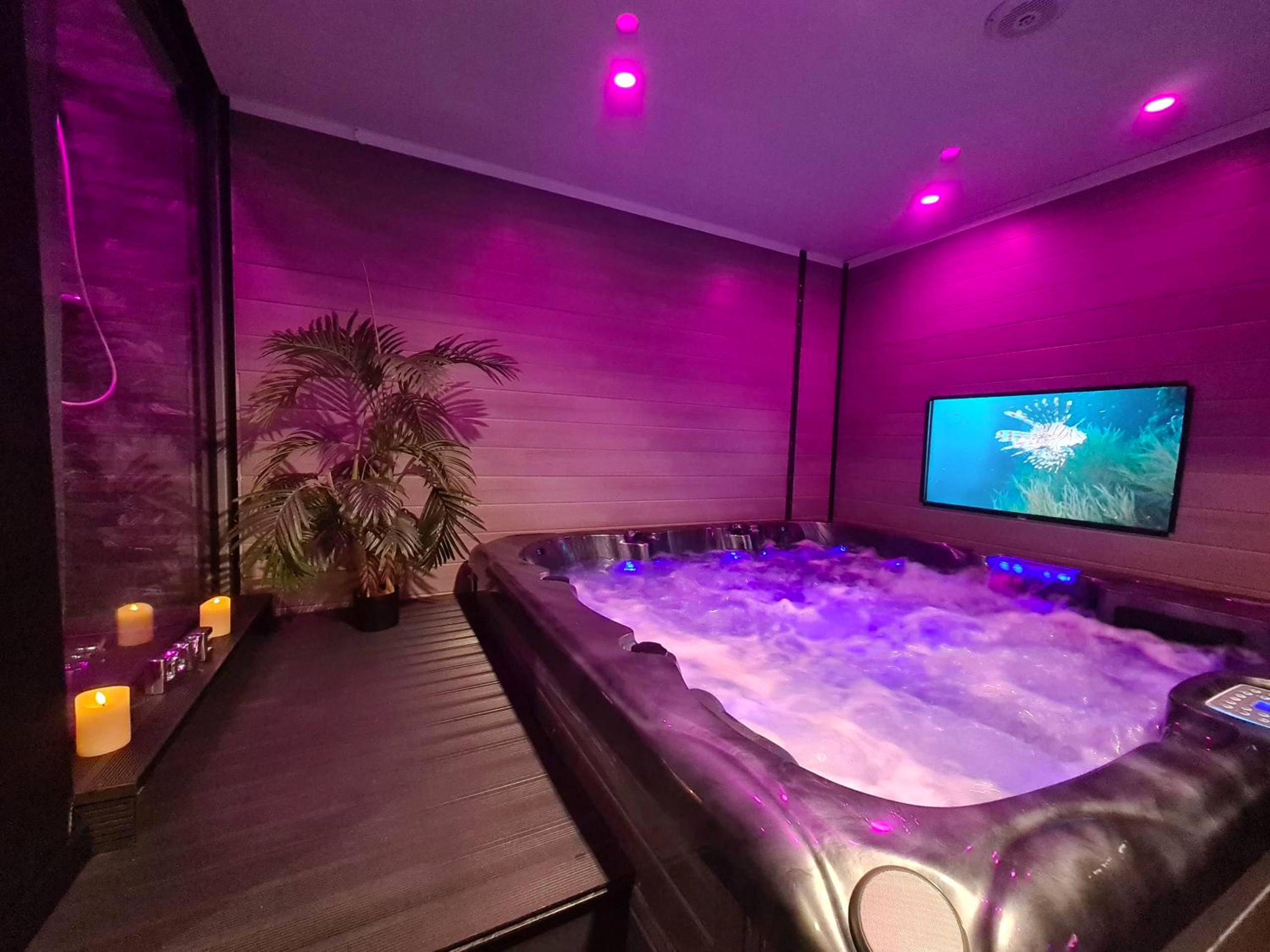 Jacuzzi privatif avec écran et bougies - Loveroom Sexyloveroom