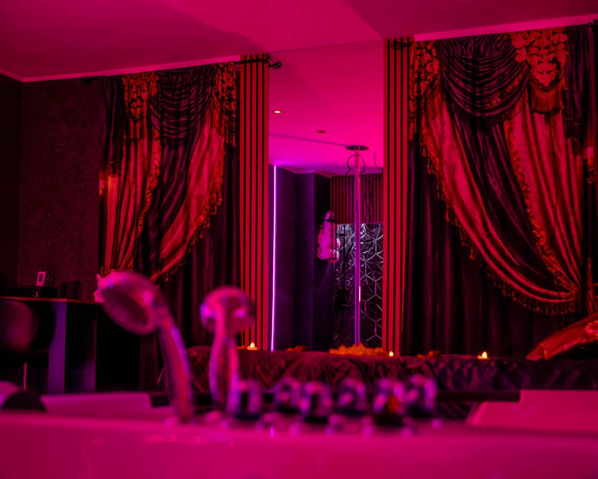 Jacuzzi privatif sous lumière rose tamisée - Love Room Limoux - Shiny Cloud Love Room