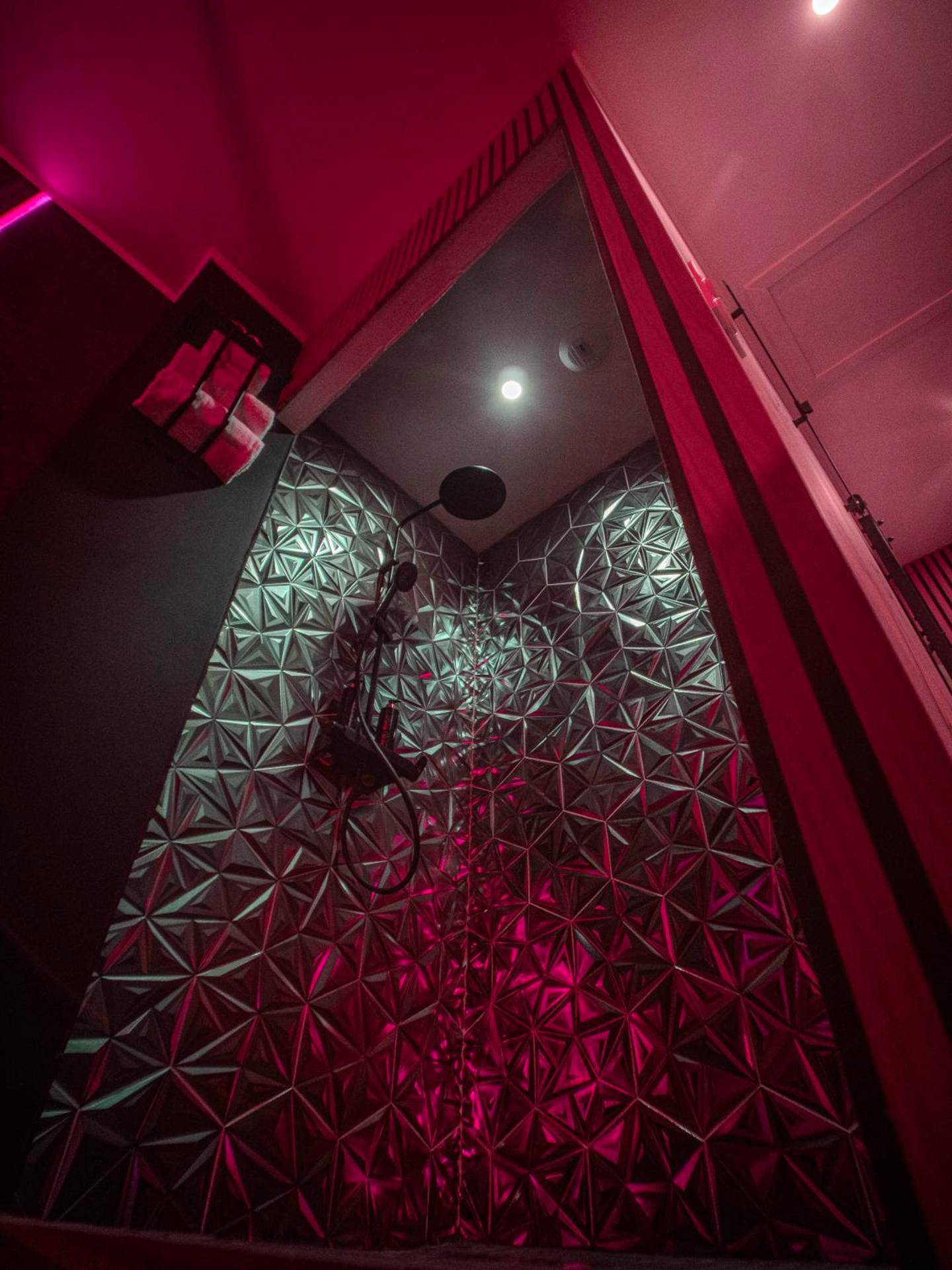 Douche moderne avec paroi texturée géométrique - Shiny Cloud Love Room