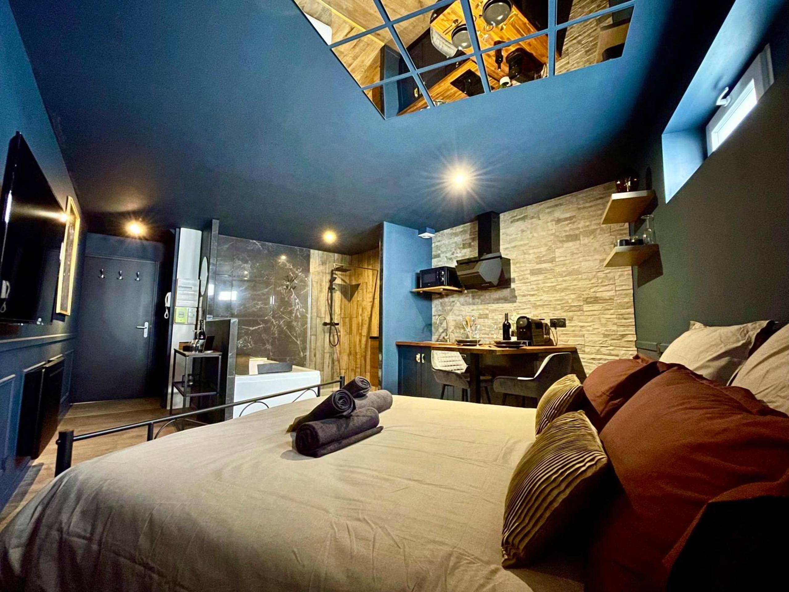 Vue du logement - Love Room Albi - Romantique refuge Sainte - Sleep'In Cities Le Saphir Balnéo