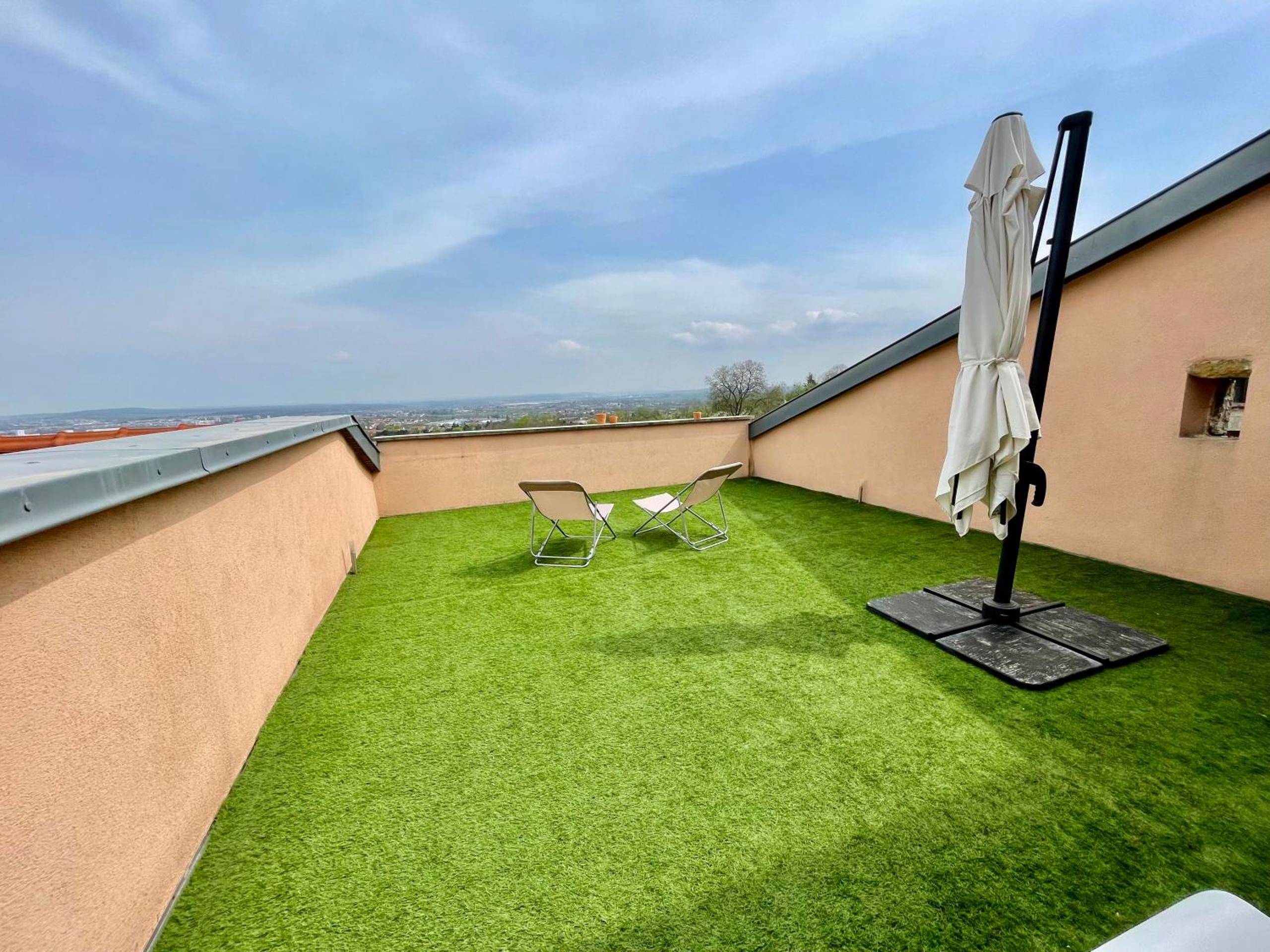 Terrasse en gazon synthétique avec transats - Slocations