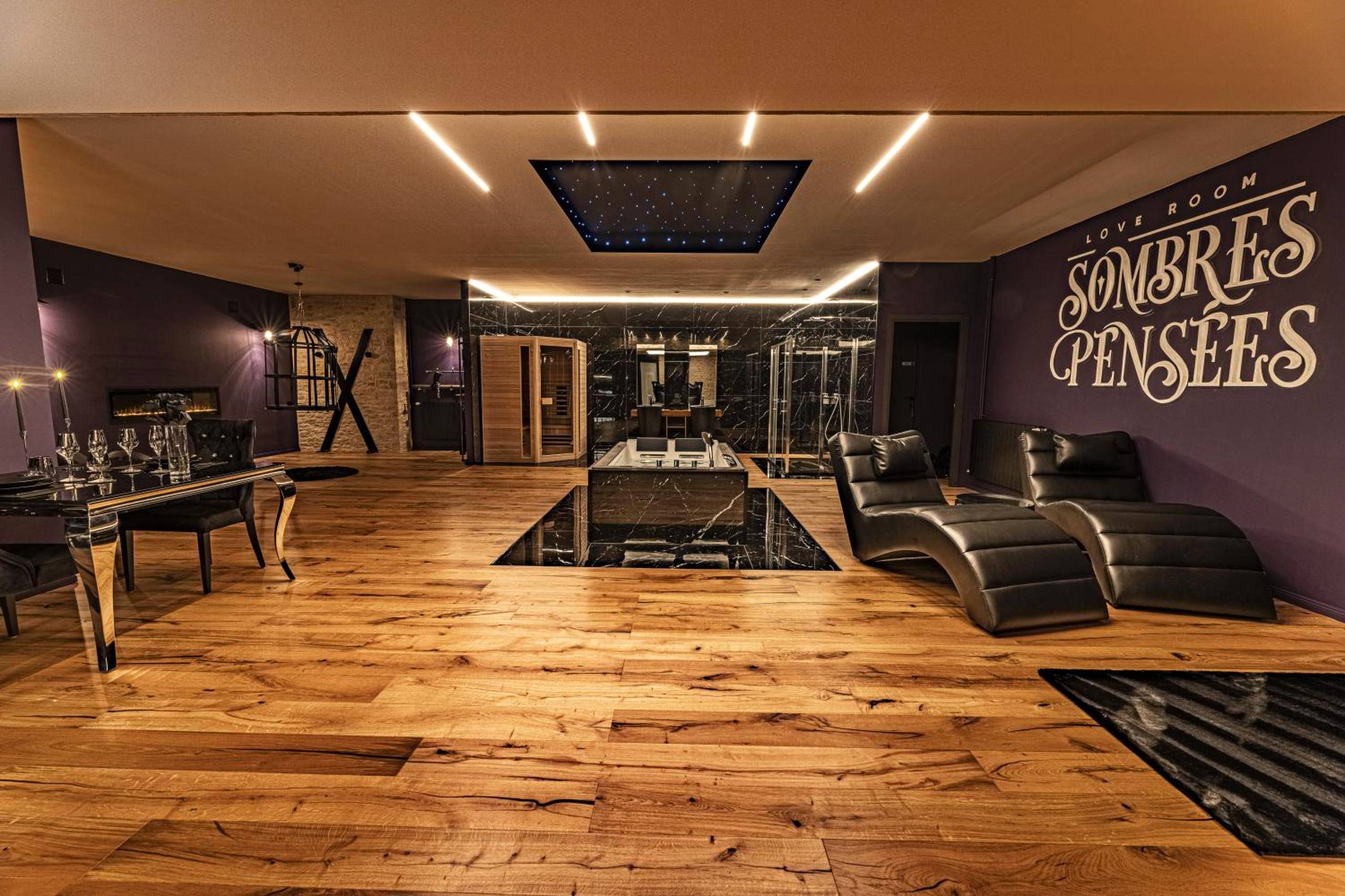 Salon spacieux avec fauteuils tantra et sauna - Love Room Metz - Sombres Pensées