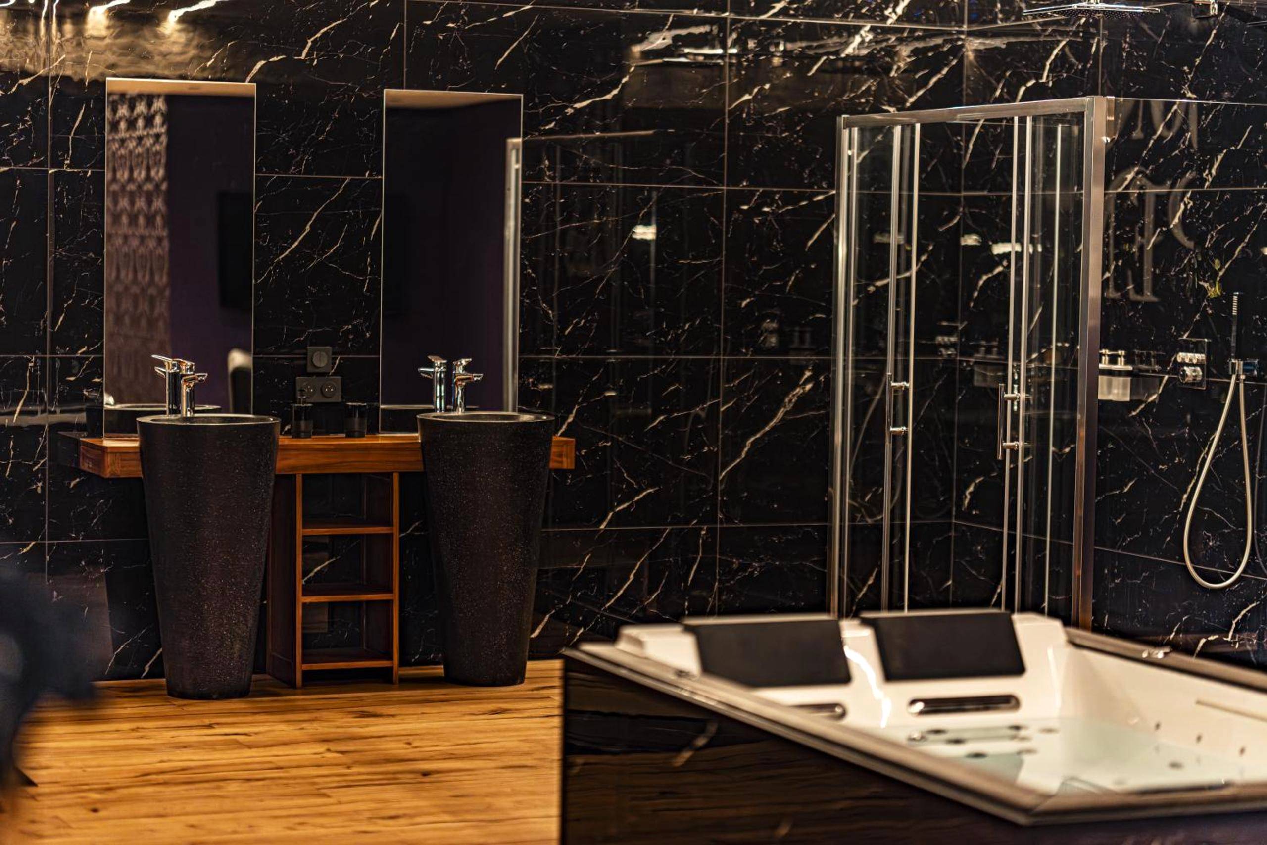 Baignoire balnéo et vasques en pierre noire - Sombres Pensées