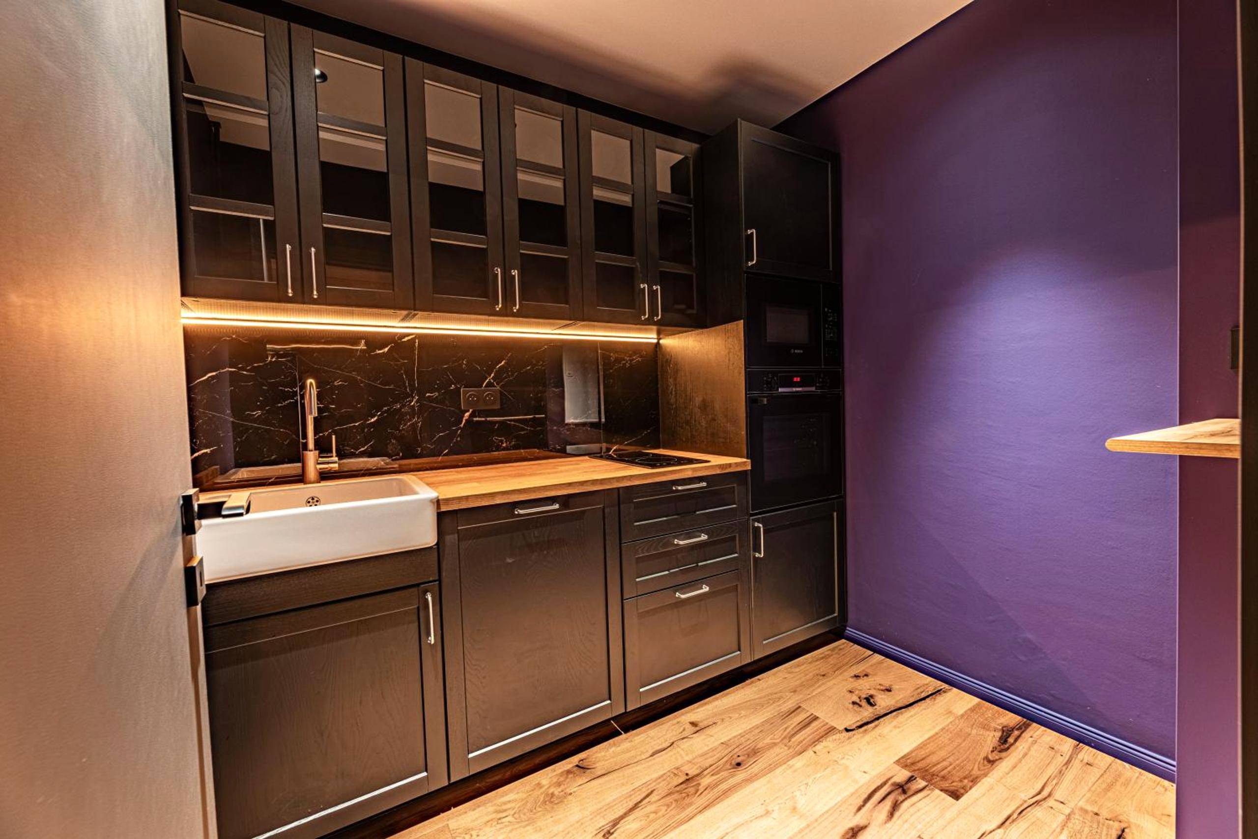 Cuisine équipée moderne aux tons sombres - Sombres Pensées