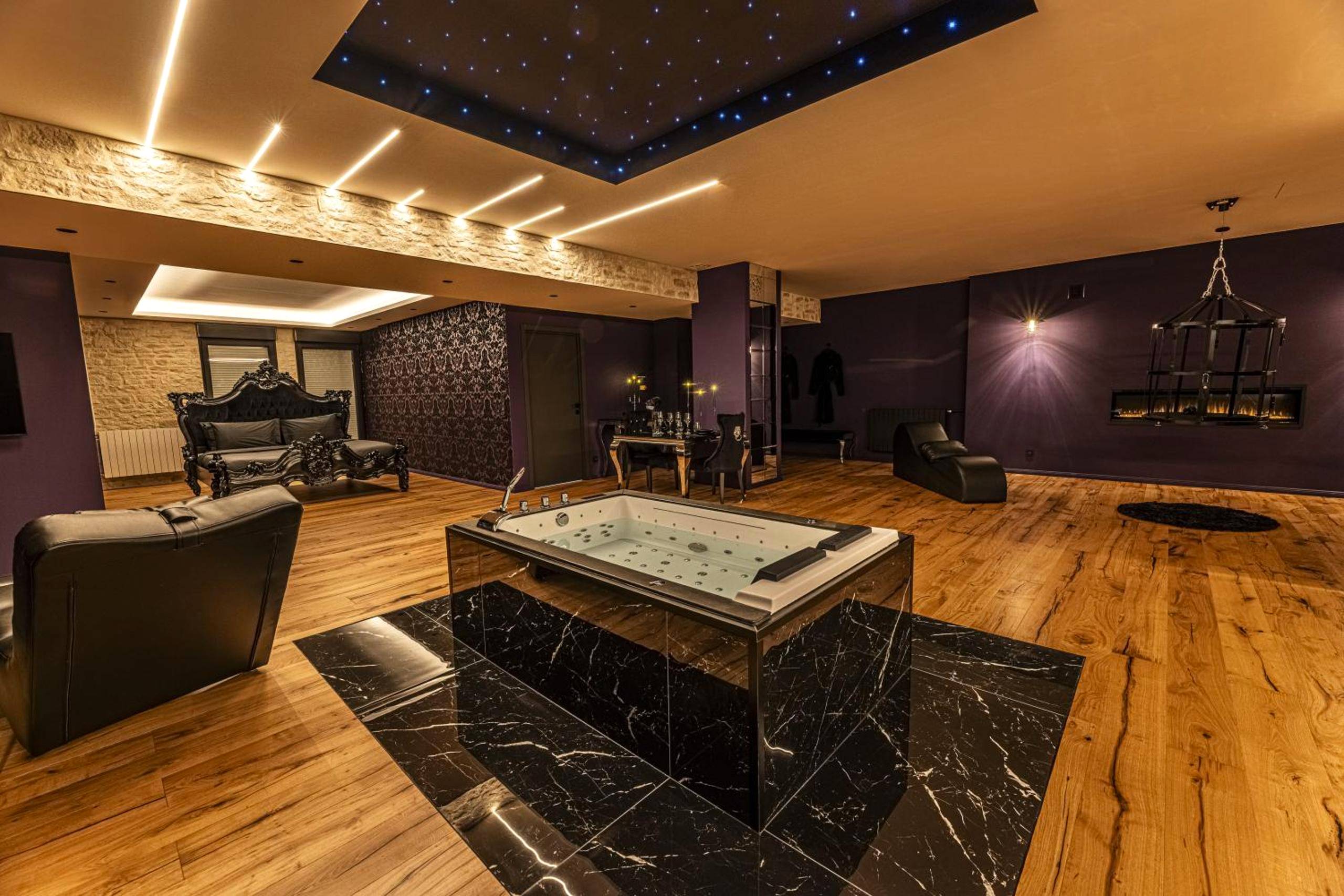 Jacuzzi central sous un ciel étoilé - Sombres Pensées