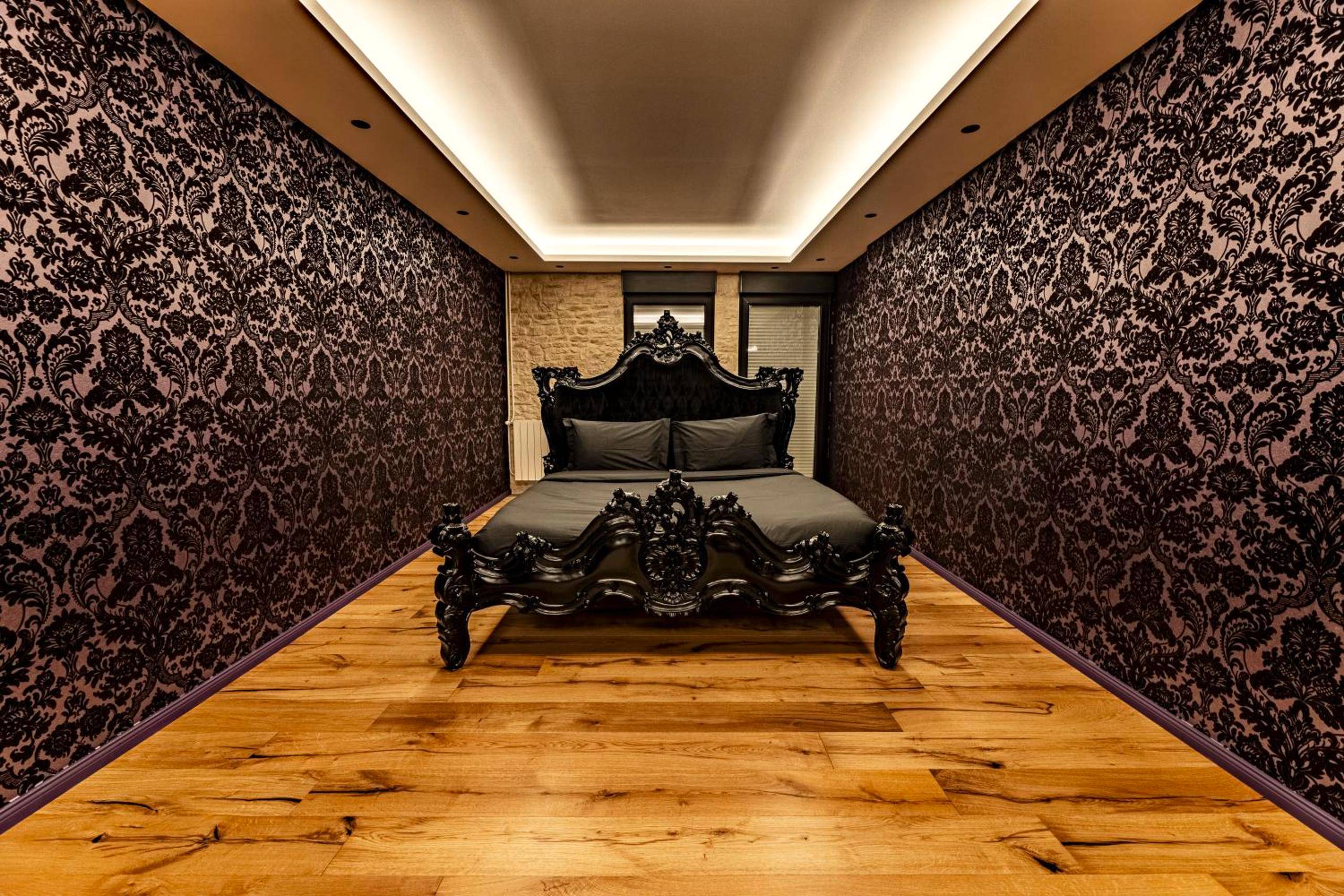 Lit baroque noir dans une alcôve tapissée - Sombres Pensées