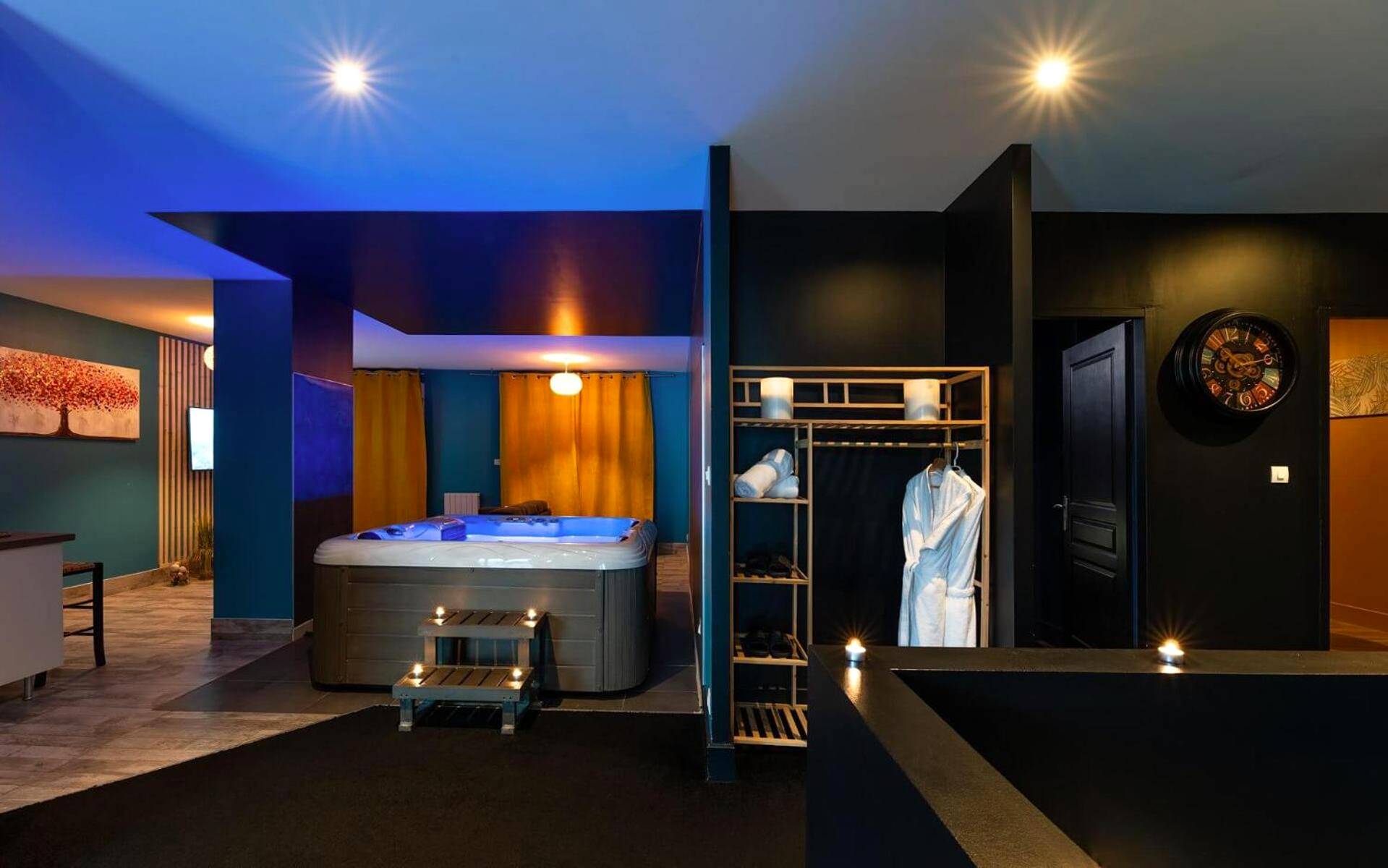Jacuzzi privatif avec éclairage bleu et bougies - Love Room Nancy - La Somptueuse 100m2 Spa/Sauna privé