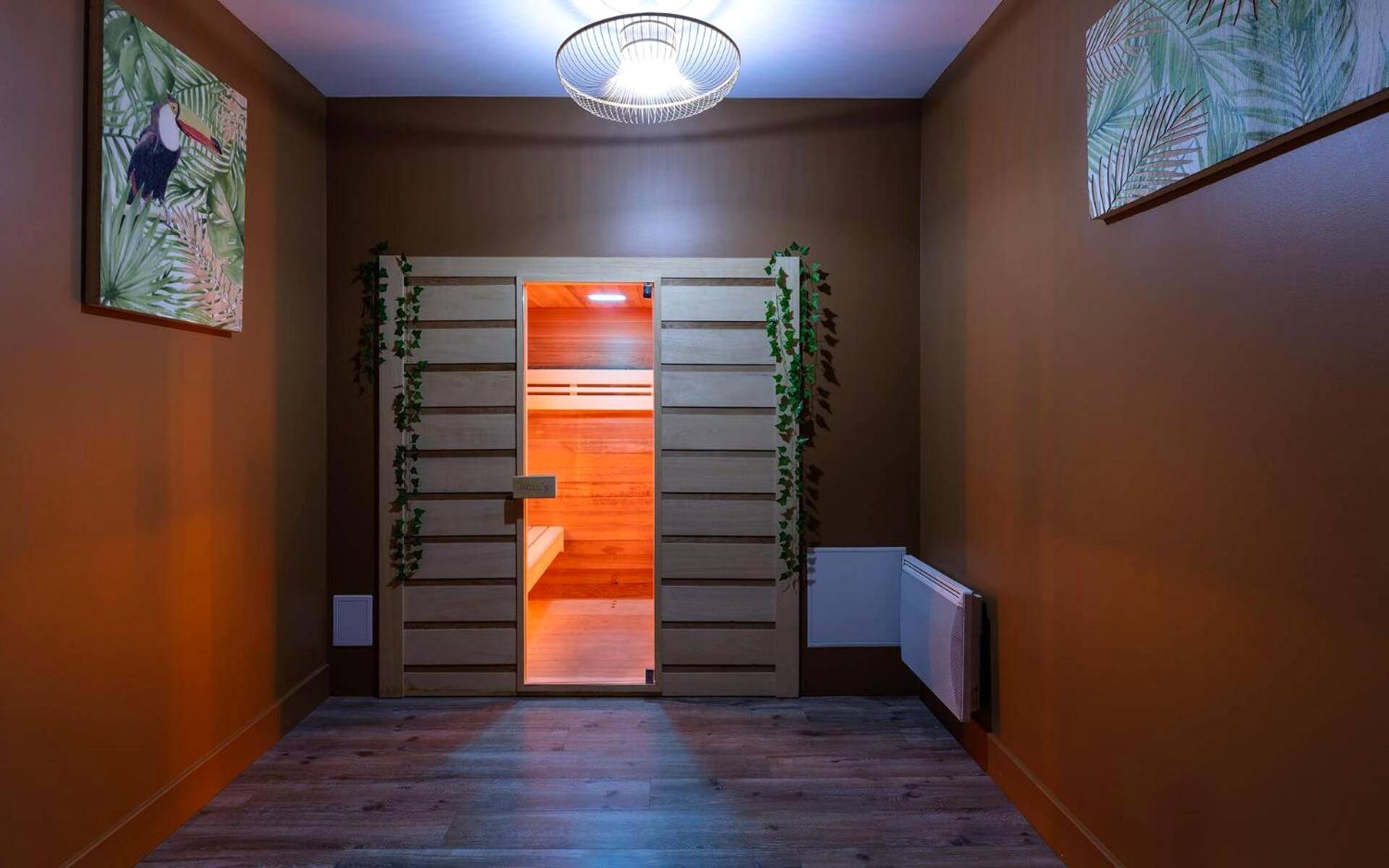 Entrée du sauna avec décoration végétale - La Somptueuse 100m2 Spa/Sauna privé