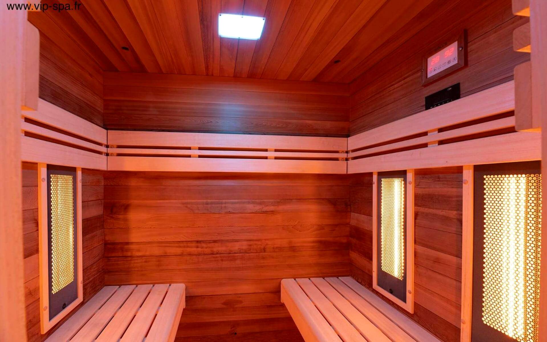 Intérieur du sauna en bois avec lampes infrarouges - La Somptueuse 100m2 Spa/Sauna privé
