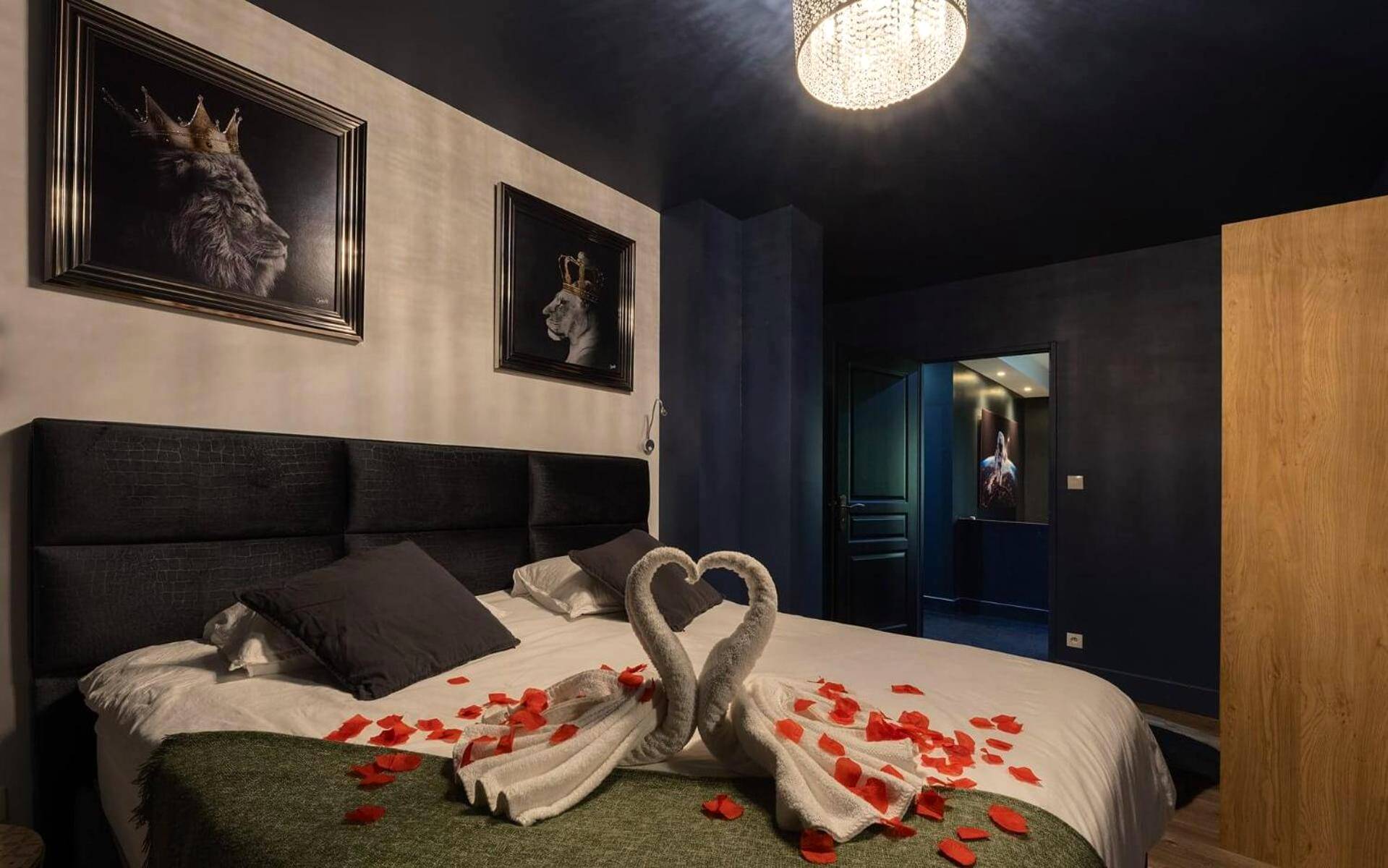 Lit avec cygnes en serviette et pétales de rose - La Somptueuse 100m2 Spa/Sauna privé