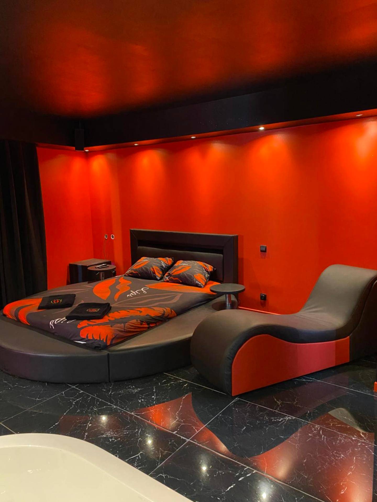 Lit rond et divan de massage tantrique - Love Room Melun - Le souffle de l’amour