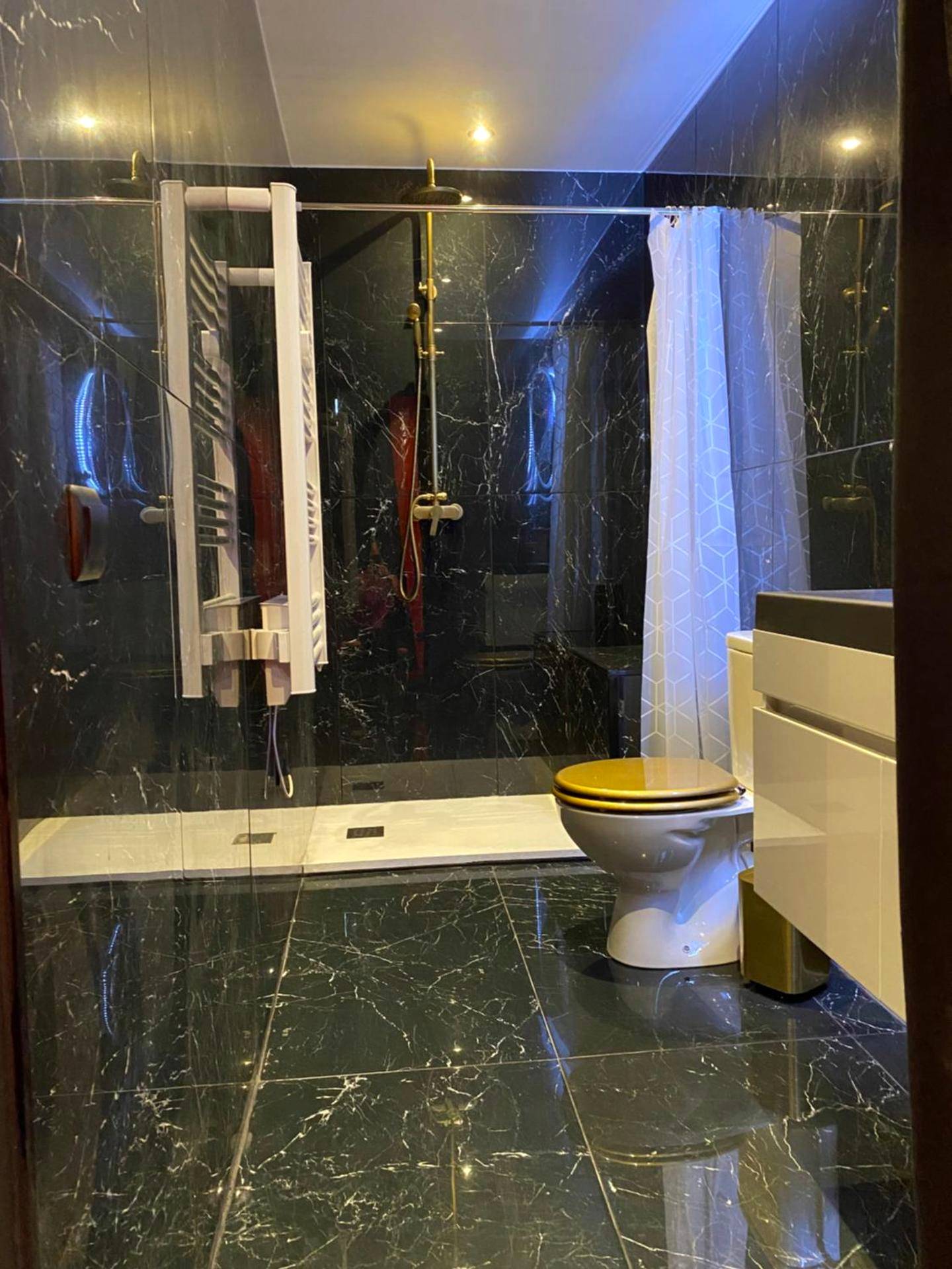 Douche à l'italienne et marbre noir - Le souffle de l’amour