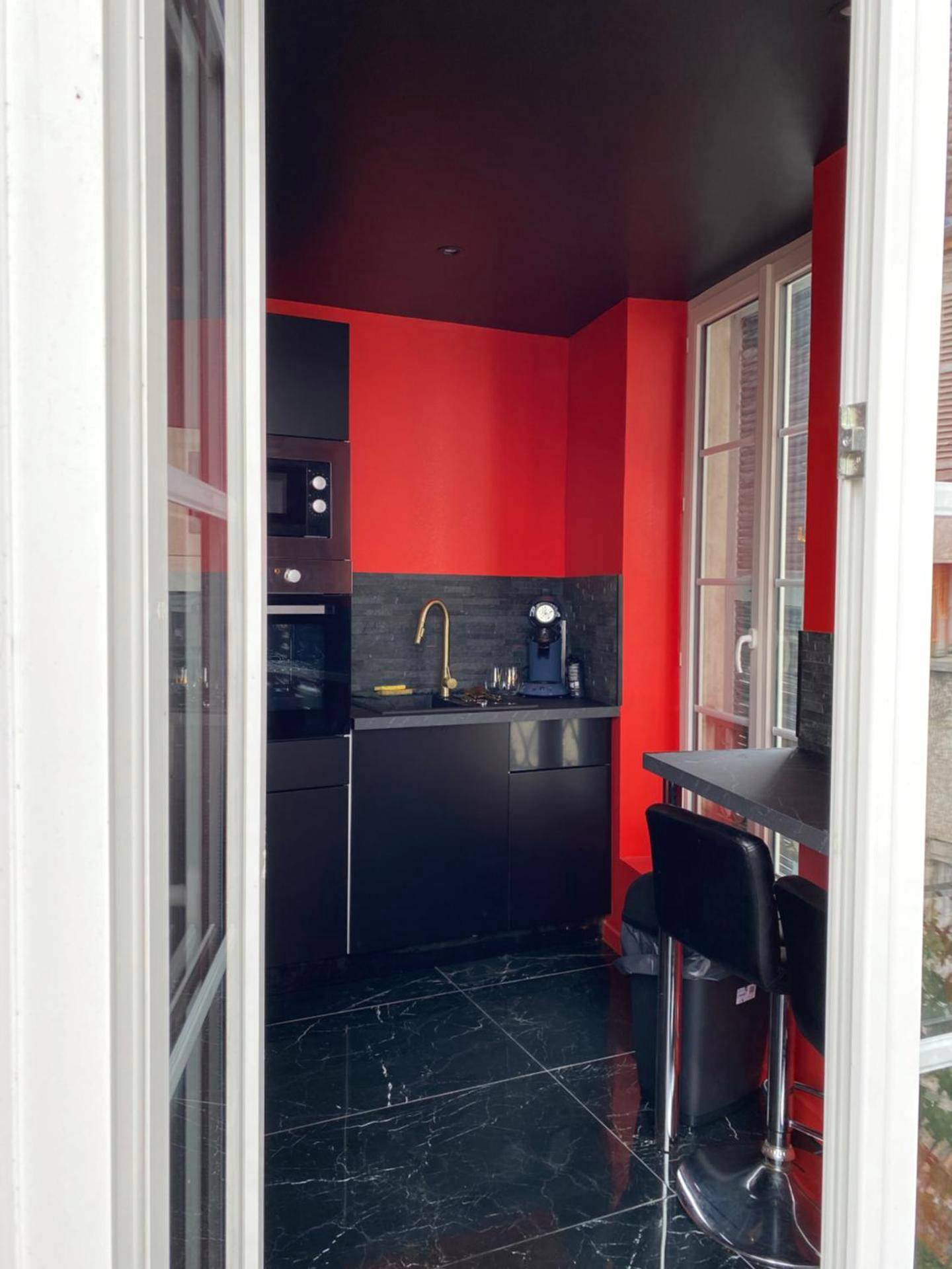 Coin cuisine moderne avec murs rouges - Le souffle de l’amour