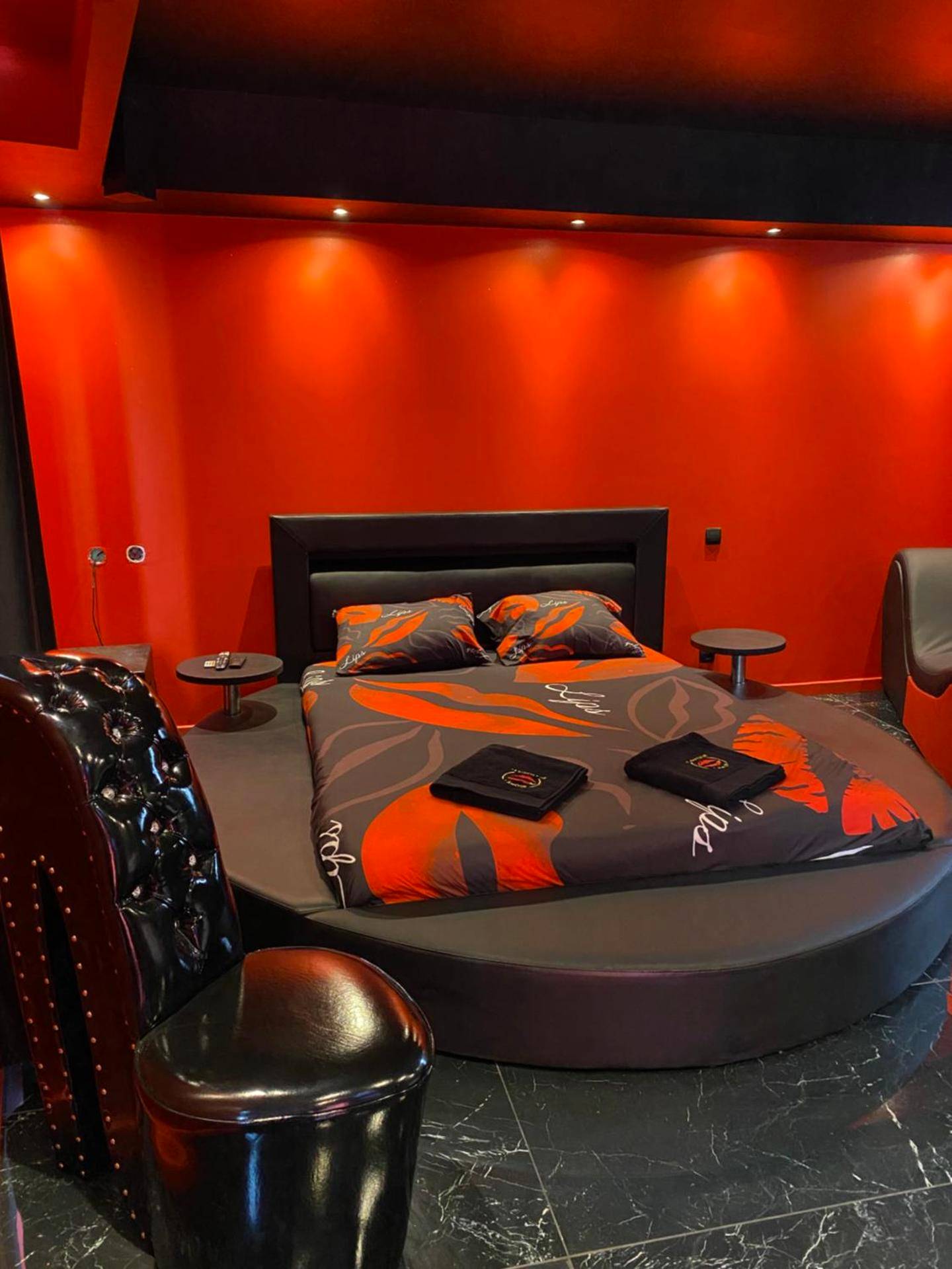Lit king size rond et fauteuil escarpin - Le souffle de l’amour