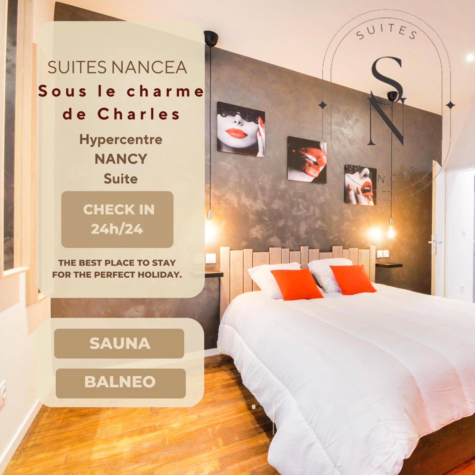 Lit double avec coussins orange et tableaux - Love Room Nancy - Sous le Charme de Charles Sauna & Jacuzzi Nancy