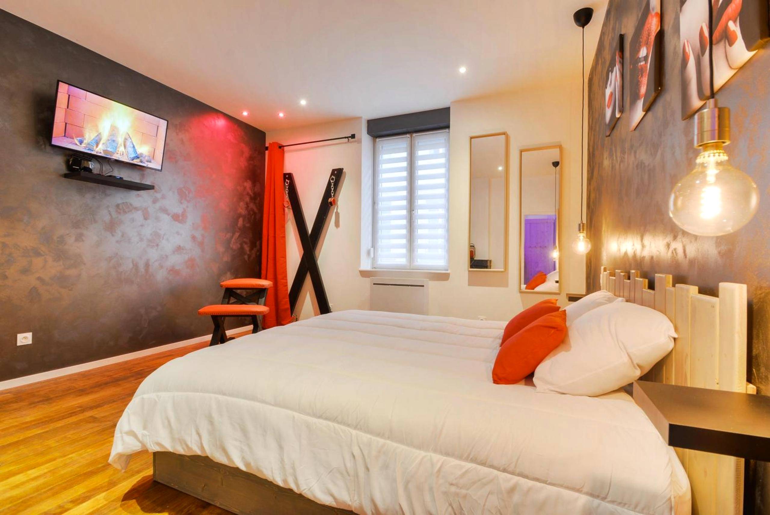 Chambre avec croix de Saint - André et télévision - Sous le Charme de Charles Sauna & Jacuzzi Nancy