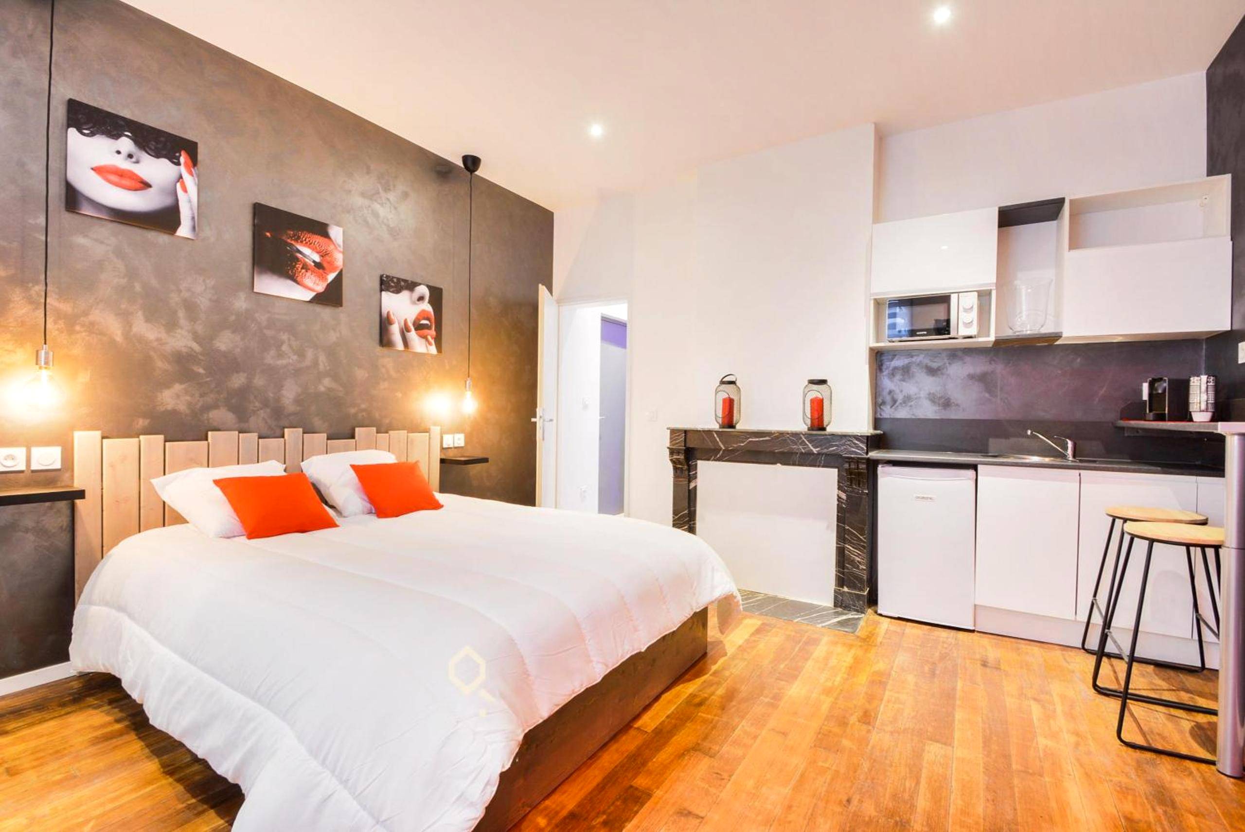 Espace nuit ouvert sur coin cuisine équipée - Sous le Charme de Charles Sauna & Jacuzzi Nancy