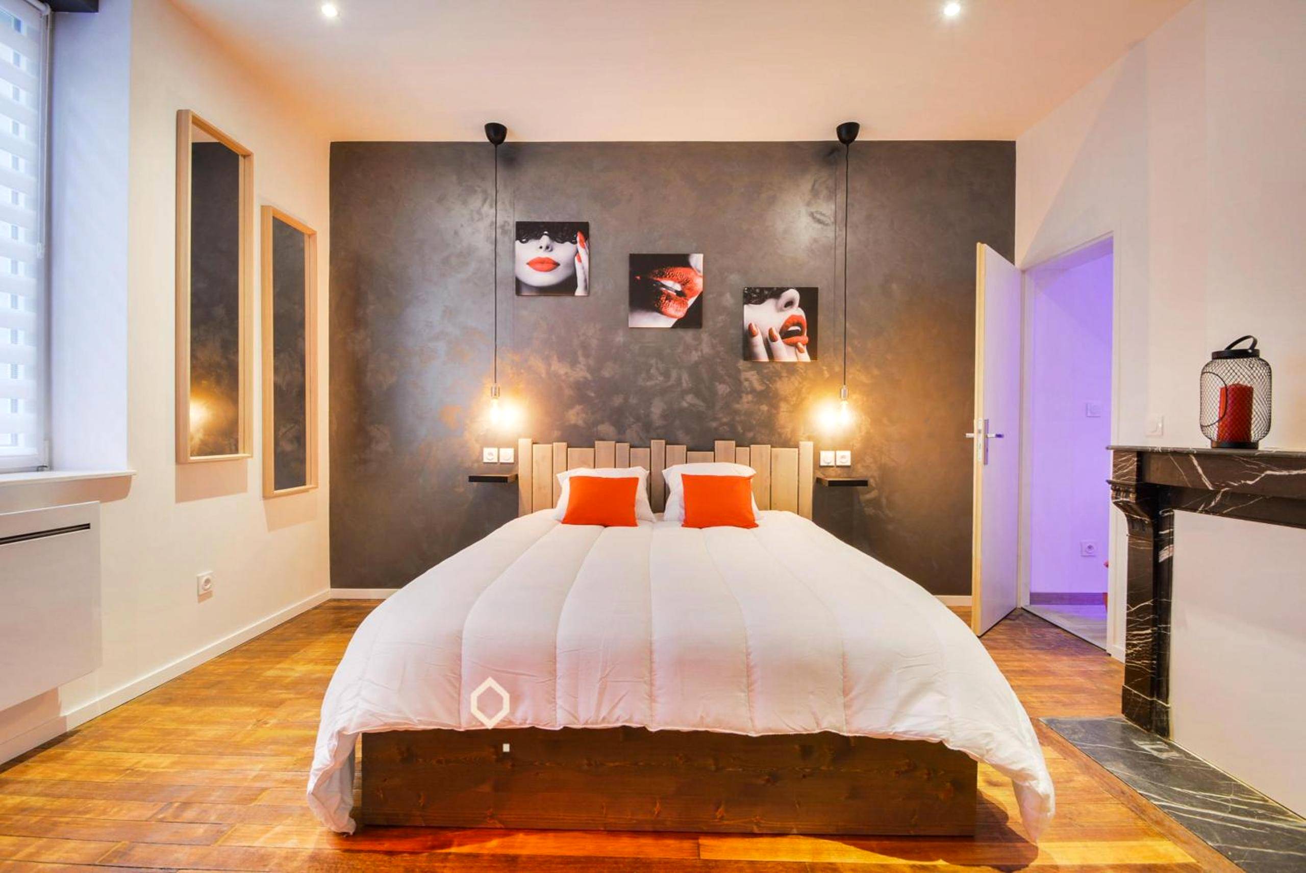 Vue d'ensemble de la chambre et cheminée - Sous le Charme de Charles Sauna & Jacuzzi Nancy