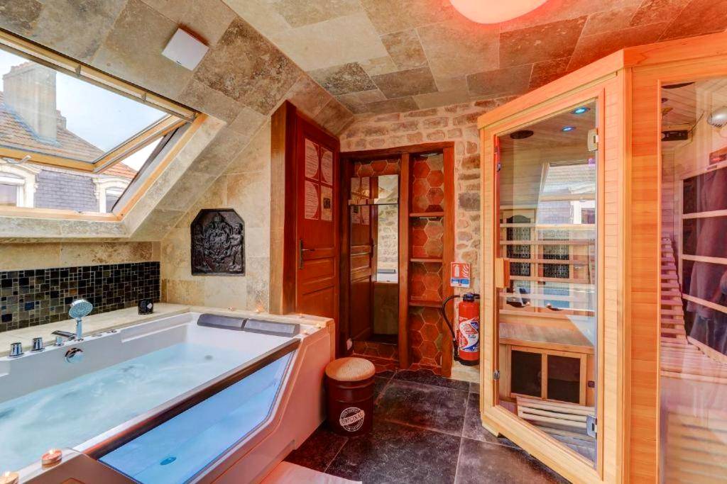 Vue principale - Love Room Dijon - Sous mon toit - Sauna & jacuzzi