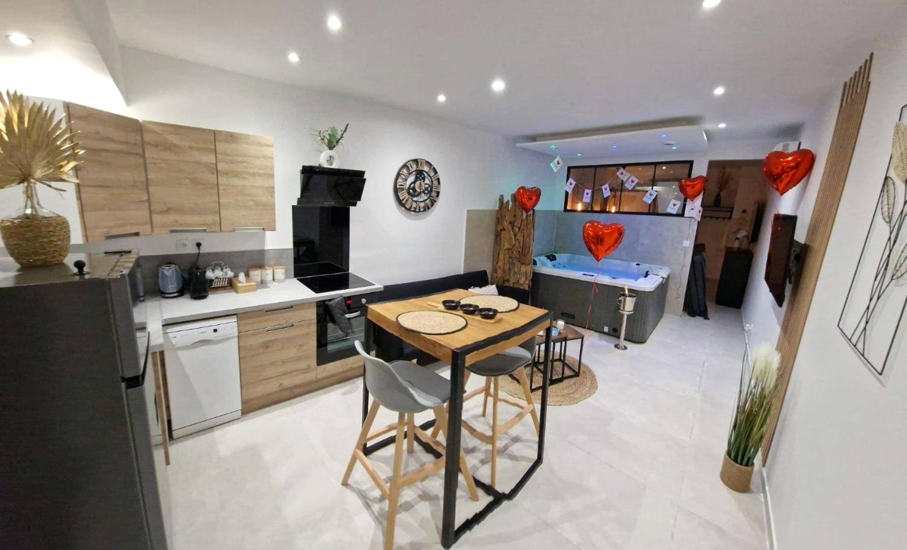 Cuisine équipée ouverte sur salon et jacuzzi - Love Room Monteux - Appartement - Spa