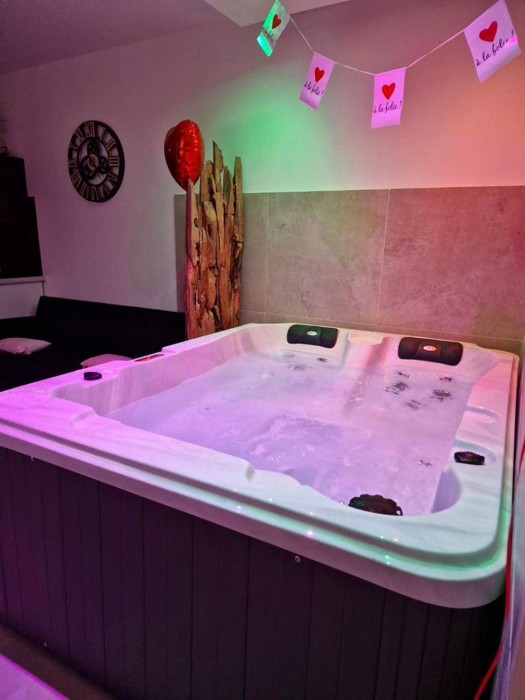 Jacuzzi privatif avec éclairage rose et déco - Appartement - Spa