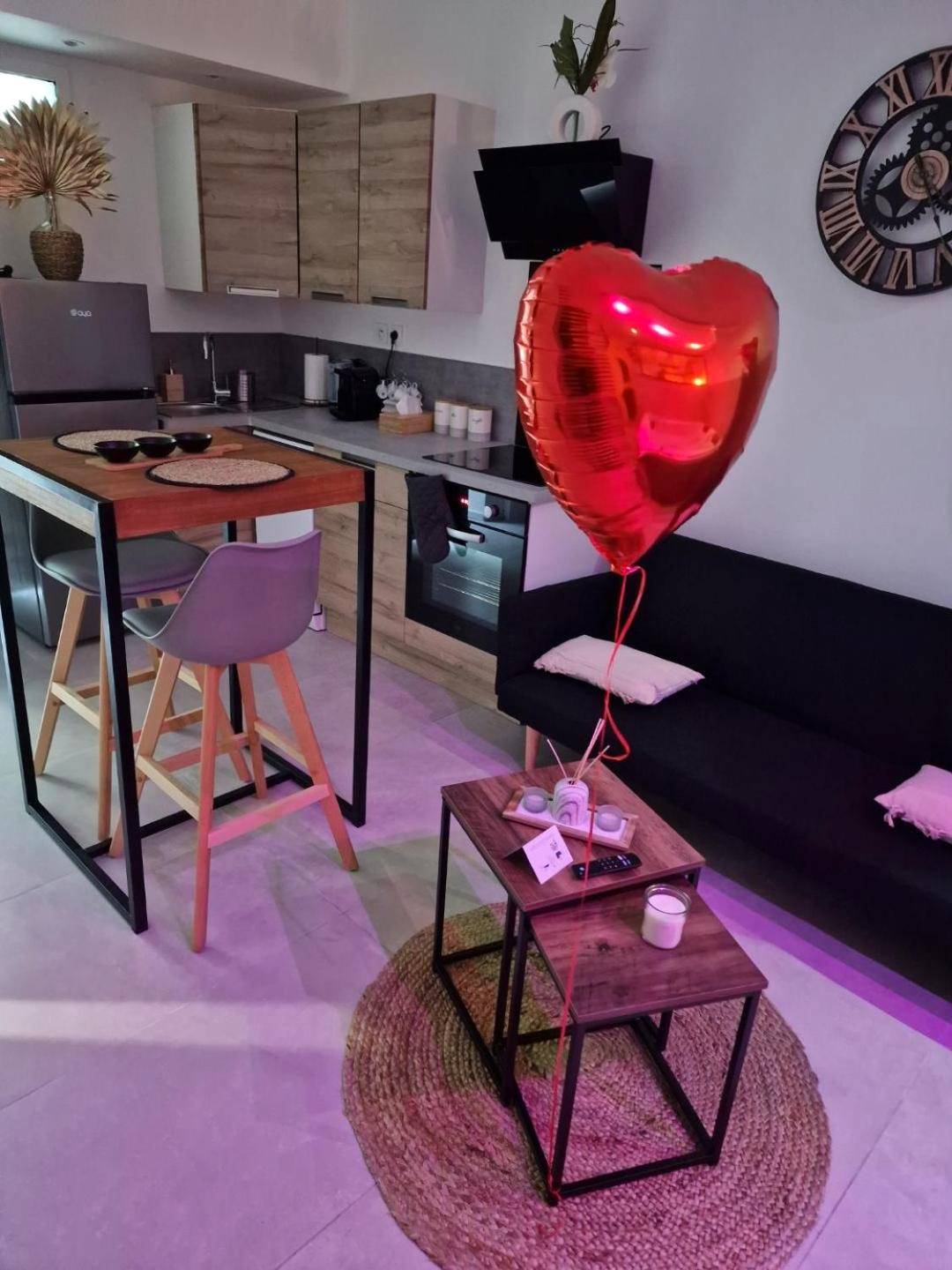 Espace salon avec ballon cœur et table haute - Appartement - Spa