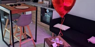 Espace salon avec ballon cœur et table haute - Appartement - Spa