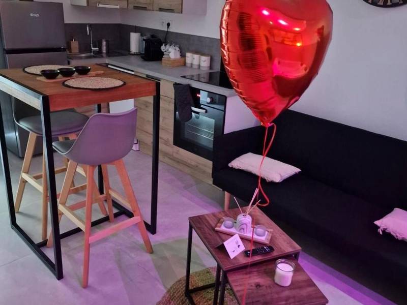 Espace salon avec ballon cœur et table haute - Appartement - Spa