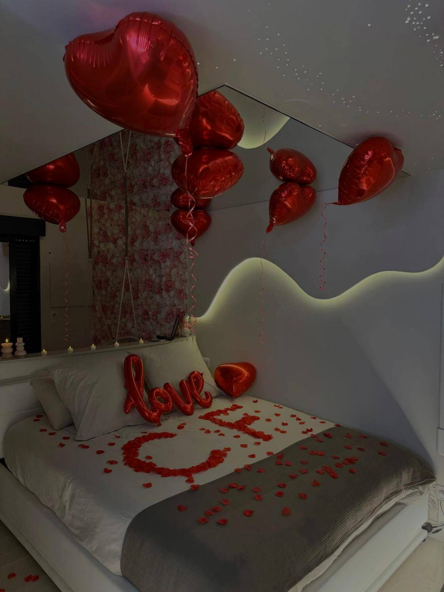 Lit décoré de pétales et ballons en cœur - Love Room Marles - en - Brie - SPA PRIVATIF - LOVE ROOM LUXE - PROCHE DISNEY